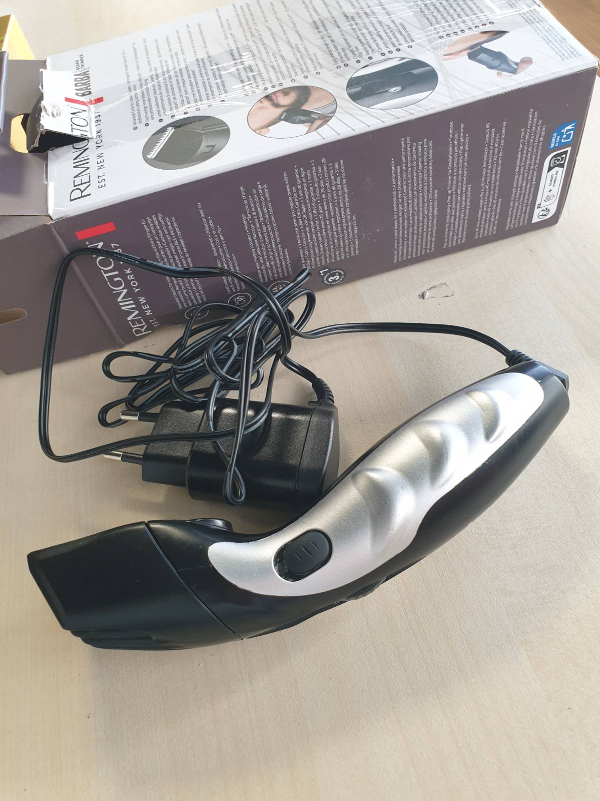 306174 - REMINGTON Prerëse për mjekër për meshkuj MB320C (Teha qeramike vetëmprehëse/0.4-18 mm, Rregullues me 9 cilësime gjatësie, funksionim me rrjet elektrik/bateri, tregues karikimi LED)