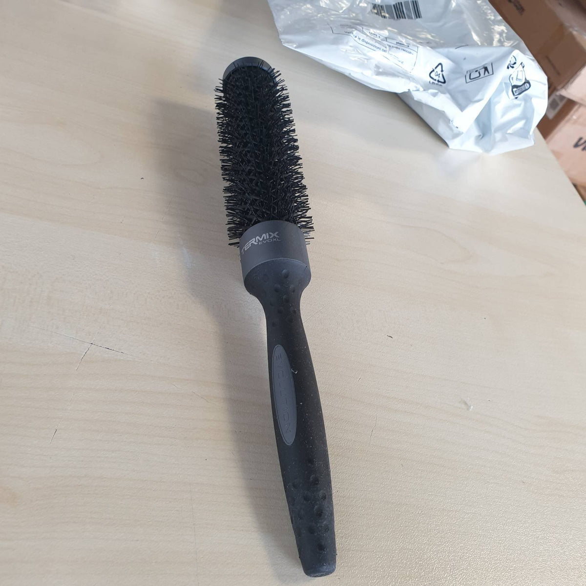 306430 - Termix Evolution XL Furçë termike e rrumbullakët me një tub qeramik 3 cm më të gjatë për flokë të gjatë, Diametri: 28 cm, E zezë