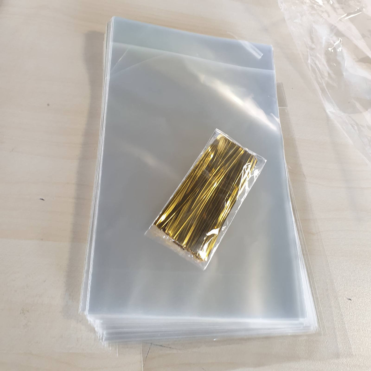 306741 - 100 qese celofani me bazë, 15x25cm, qese të mëdha transparente celofani me 100 lidhëse, paketim për bukë, ëmbëlsira dhe biskota
