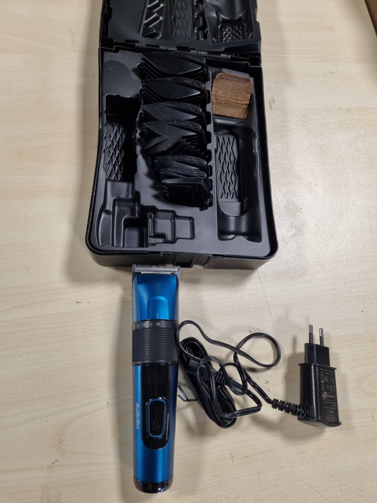 307145 - BABYLISS Makinë prerëse flokësh prej çeliku japonez – Bateri litiumi, kohë funksionimi 160 minuta, kohë karikimi 3 orë, përfshirë kutinë e fortë, e zezë, E990E