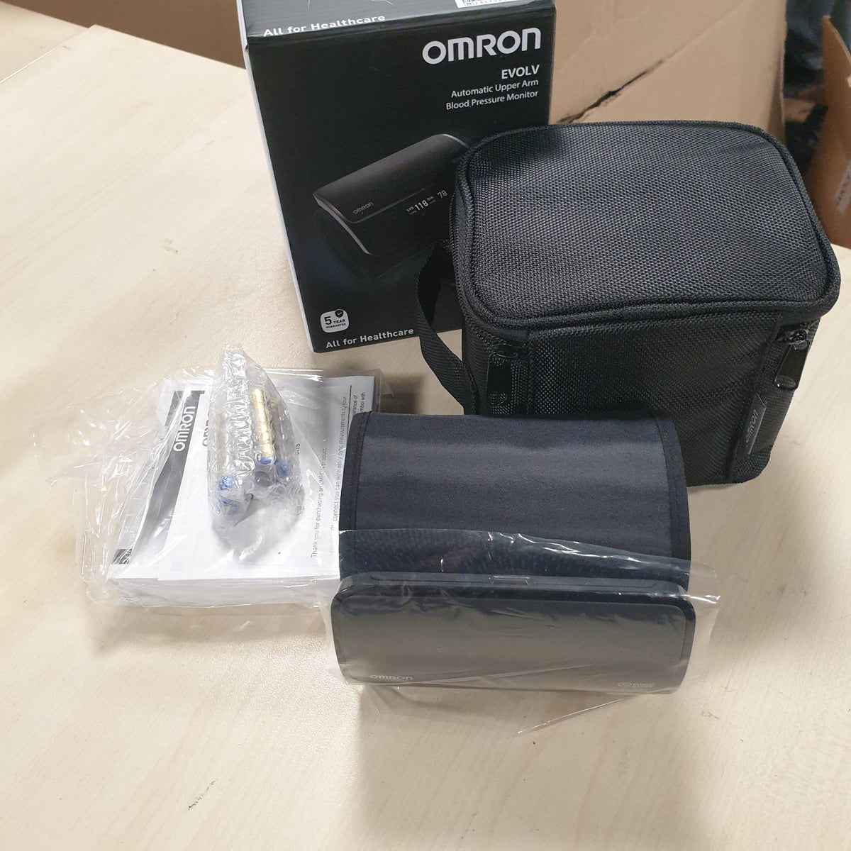 307156 - OMRON Monitor pa tel i tensionit të gjakut EVOLV, për krahun e sipërm, 22-42 cm