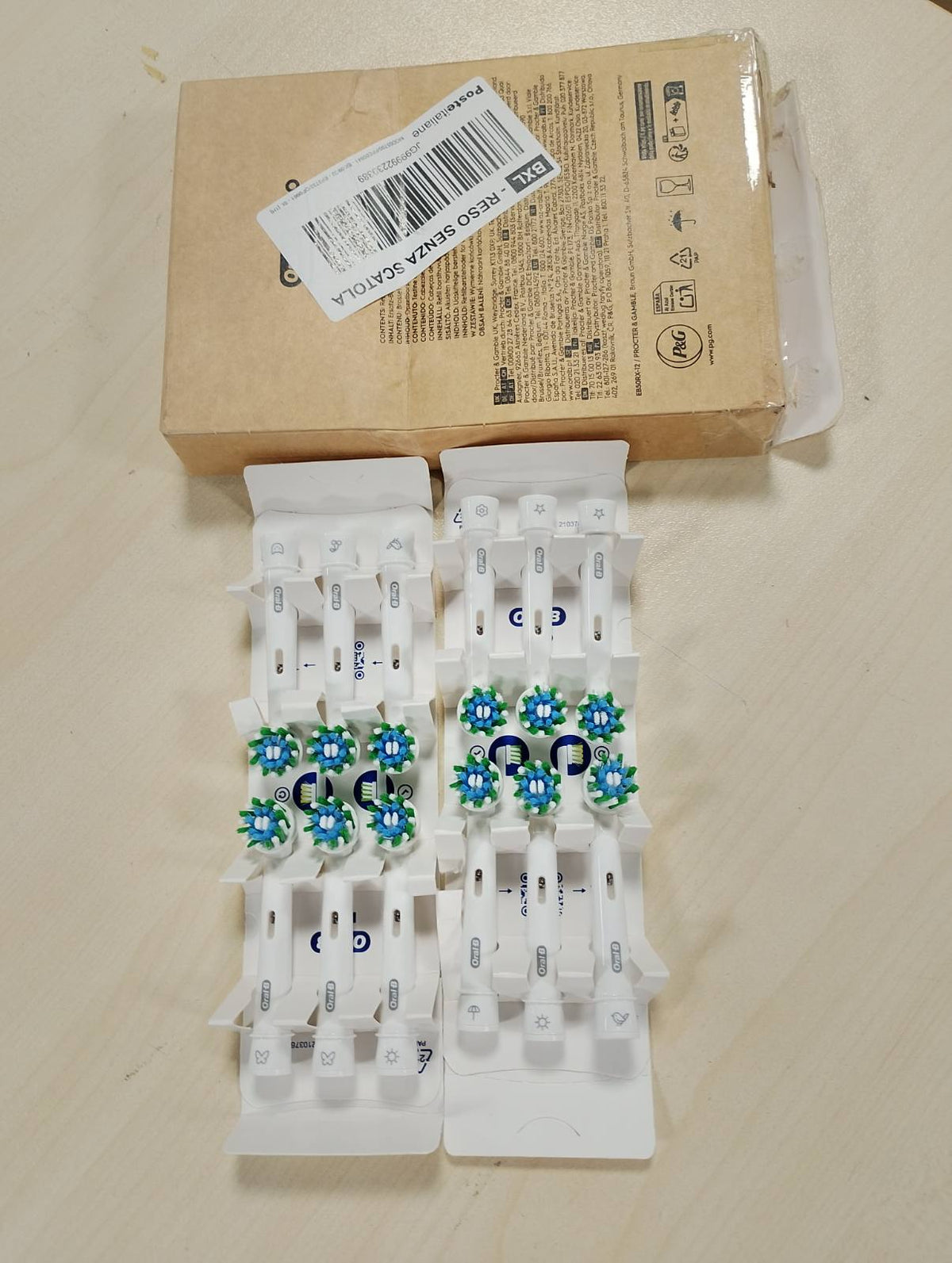 307266 - ORAL-B Koka Furçash Zëvendësuese Pro CrossAction për Furça Dhëmbësh Elektrike, 12 copë, Pastrim Superior i Dhëmbëve, Fije X, Paketim i Përshtatshëm për Kuti Postare, Prodhuar në Gjermani