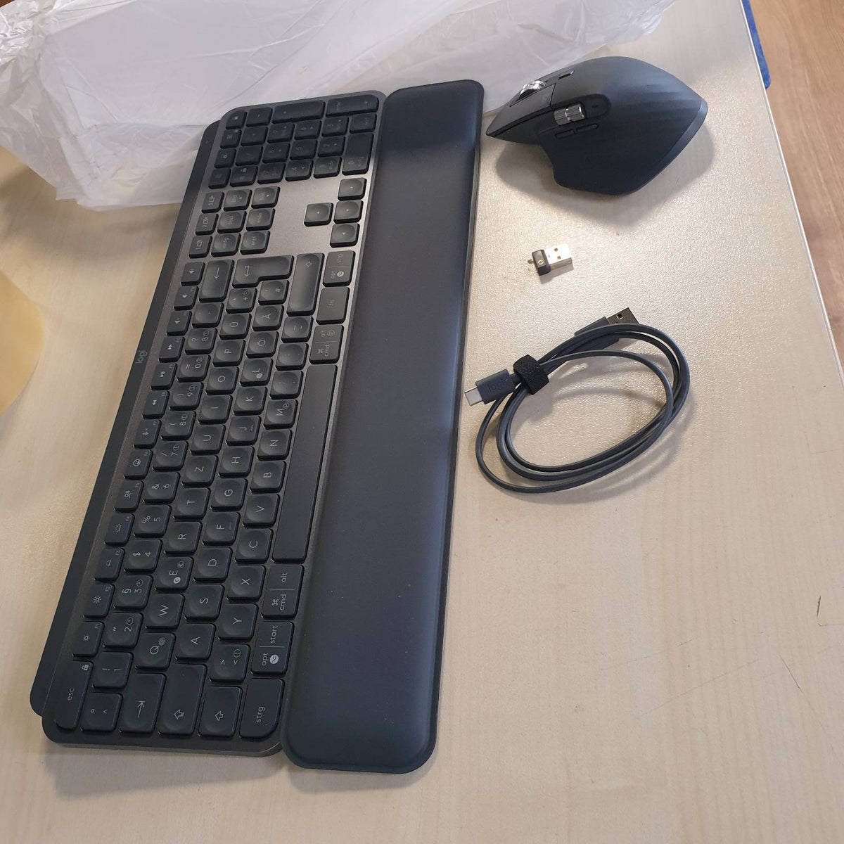 308571 - LOGITECH MX Keys S Combo: Tastierë dhe maus pa tel me mbështetje pëllëmbësh
