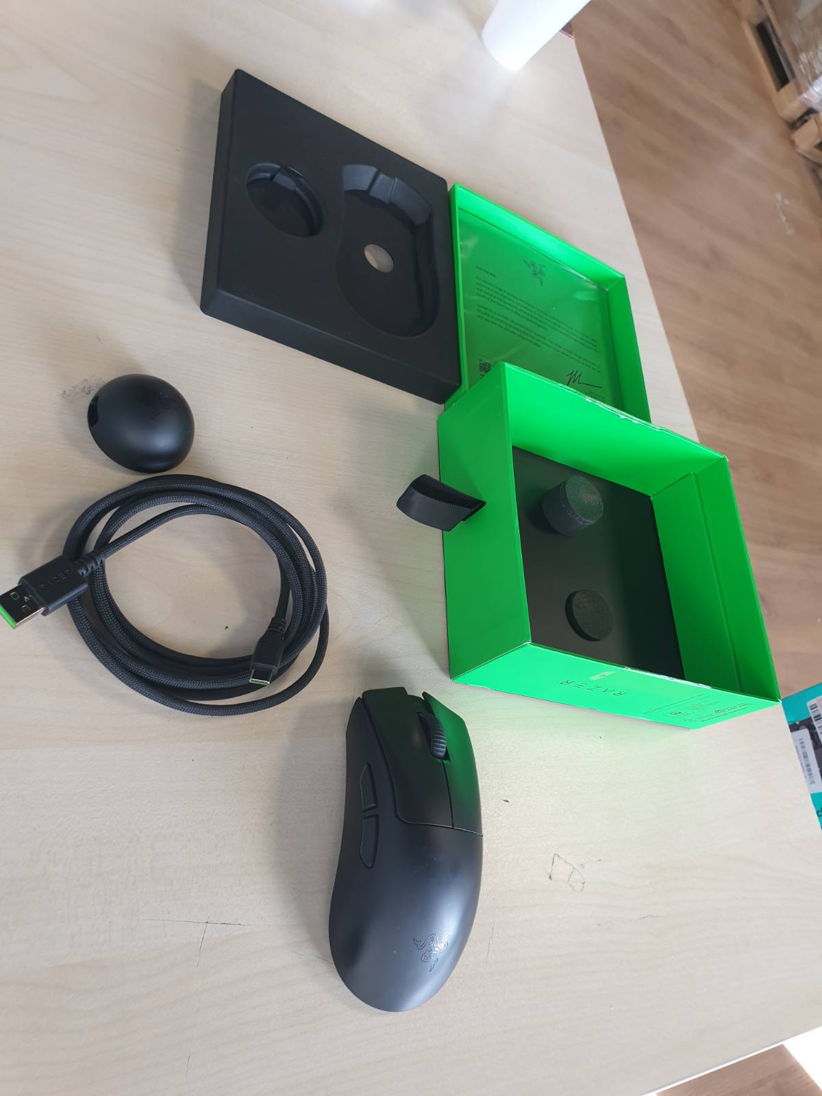 309463 - RAZER DeathAdder V4 Pro - Maus elektronik ergonomik pa tel, 56g - 2.4 GHz Hyperspeed - Sensor optik Focus Pro 45K - deri në 8K Hz polling - E zezë