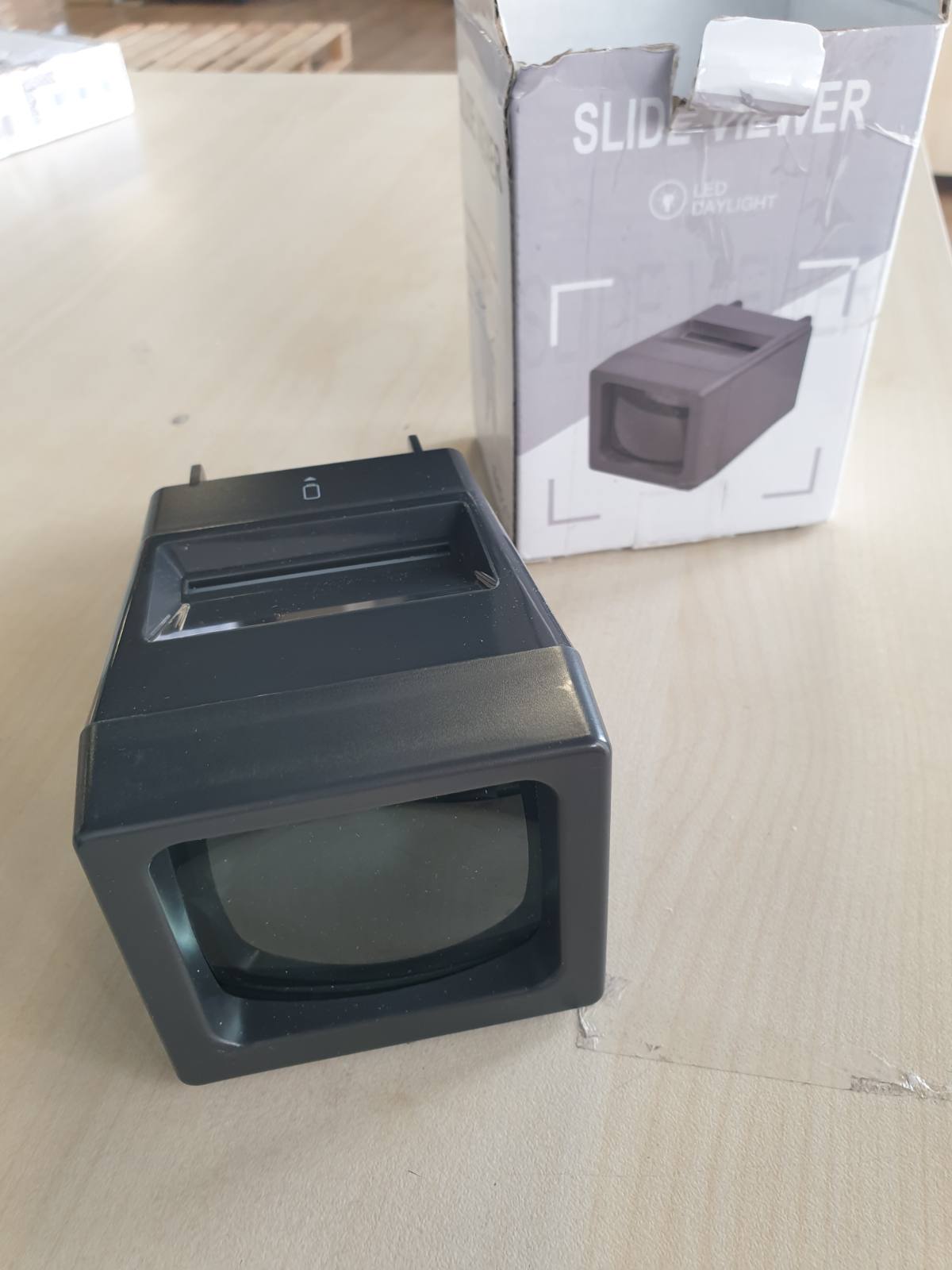 310265 - Shikues Diapozitivash LED për Diapozita të Vjetra, Negativ 35 mm, i Ndriçuar nga LED (përfshihen 2 bateri AA)