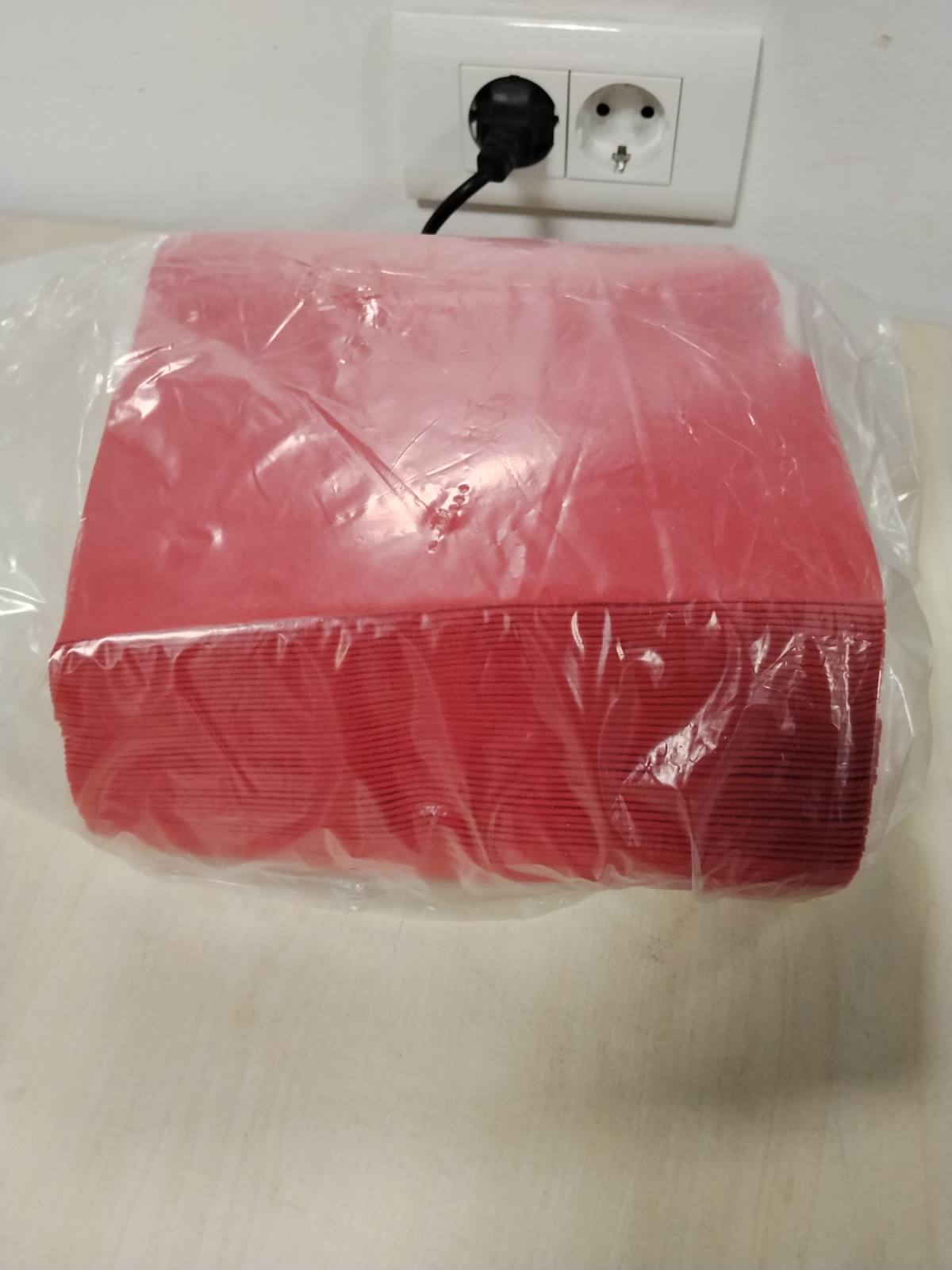 310327 - PAW - 50 Peceta Monokrome Airlaid me Efekt Pëlhure (40x40 cm) | Cilësi e Lartë dhe Thithëse | Dekorim Tavoline - Prekje e Butë e Kuqe