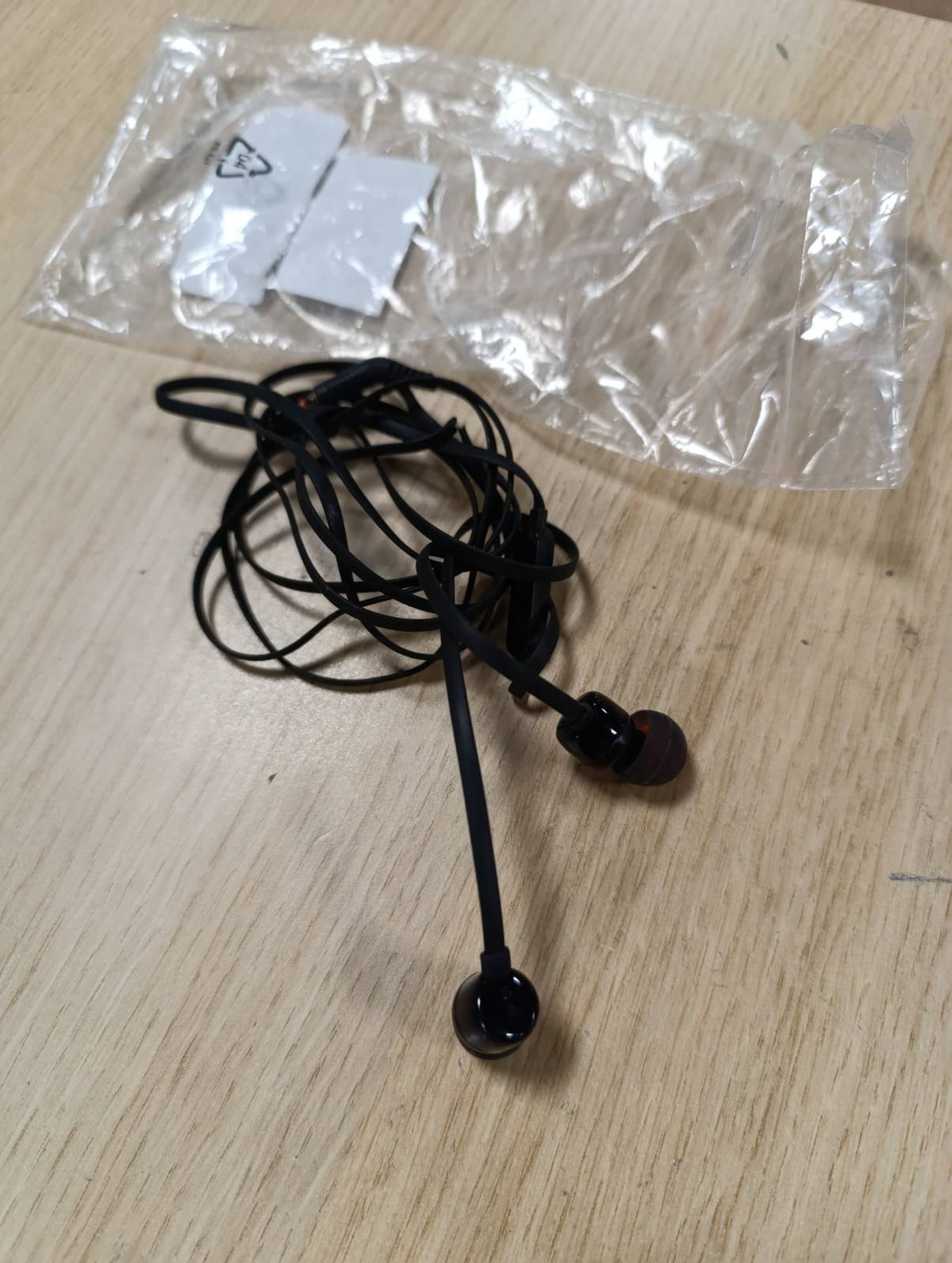 310428 - JBL T110 Kufje me tel në vesh, Kabllo jack 3.5 mm, ngjyra e zezë