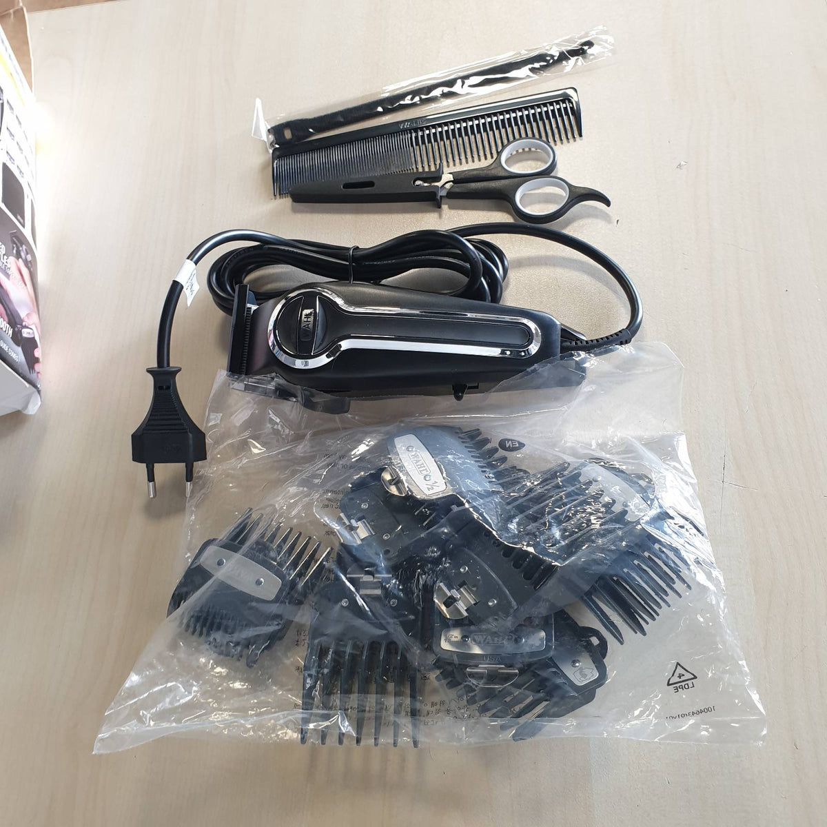 311050 - WAHL Makinë prerëse flokësh Elite Pro me kabllo për burra, me krehër të sigurt