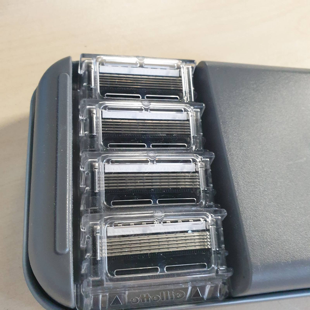 311208 - GILLETTE Briskë Labs për Burra, 5 Tehe Mbushëse, Bazë Magnetike, E Zezë