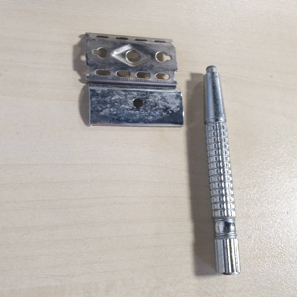 312095 - KING C. GILLETTE Briskë sigurie me dorezë metalike, 5 tehe