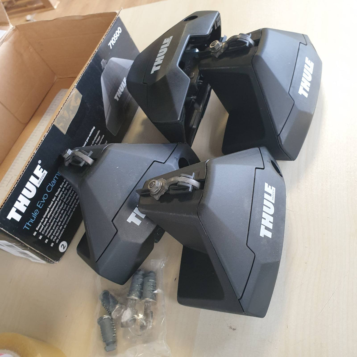 312499 - Thule Këmbë Kapëse Evo për Automjete, pako me 4 copë, e Zezë, Një Madhësi
