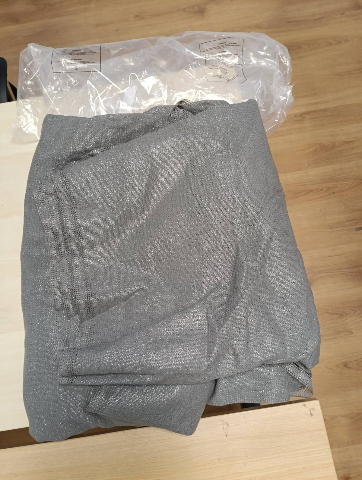 313527 - vounot® Ekran privatësie prej 90g/m² HDPE me elementë fiksues dhe kapëse, mbrojtje nga rrezet UV, rezistente ndaj grisjes dhe erës, mbrojtje për kopsht dhe ballkon, 1.8x10m, gri