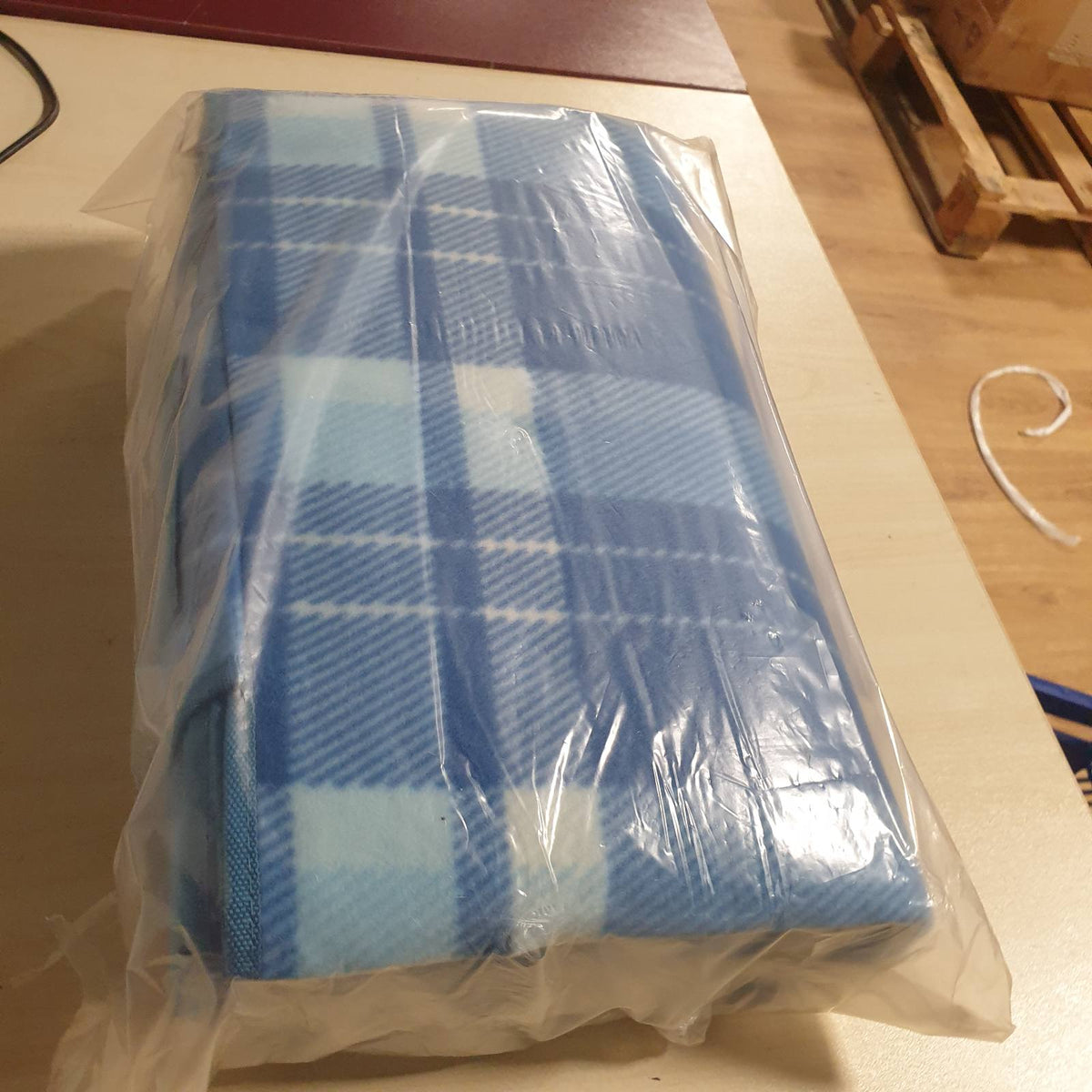 313734 - AMAZON BASICS Aksesorë udhëtimi - Batanije udhëtimi me mbështetëse të papërshkueshme nga uji, 200 x 200 cm, ngjyrë blu e çelët me katrorë