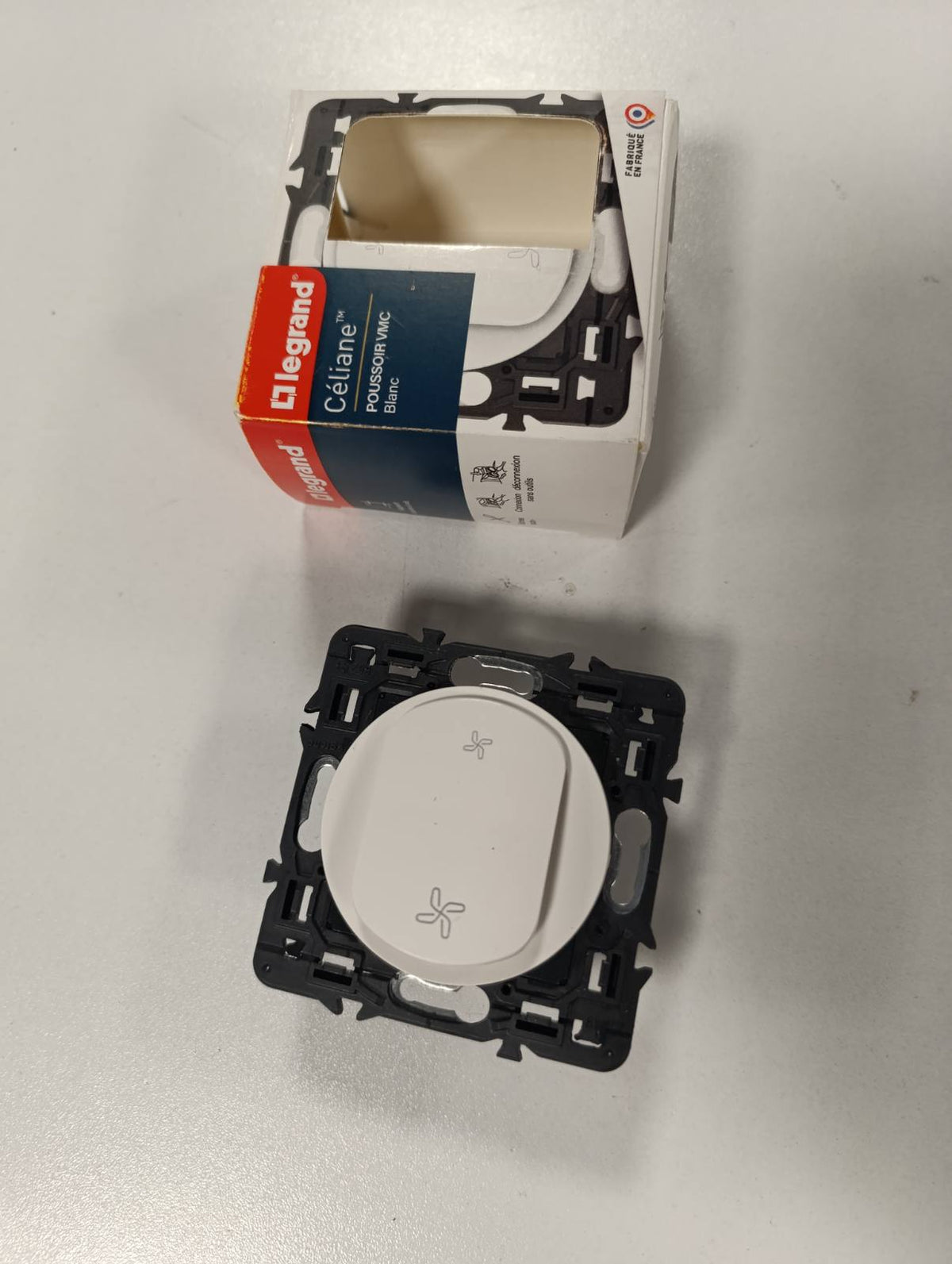 314215 - LEGRAND Çelës me buton për sistemin e ventilimit - 6A - E bardhë