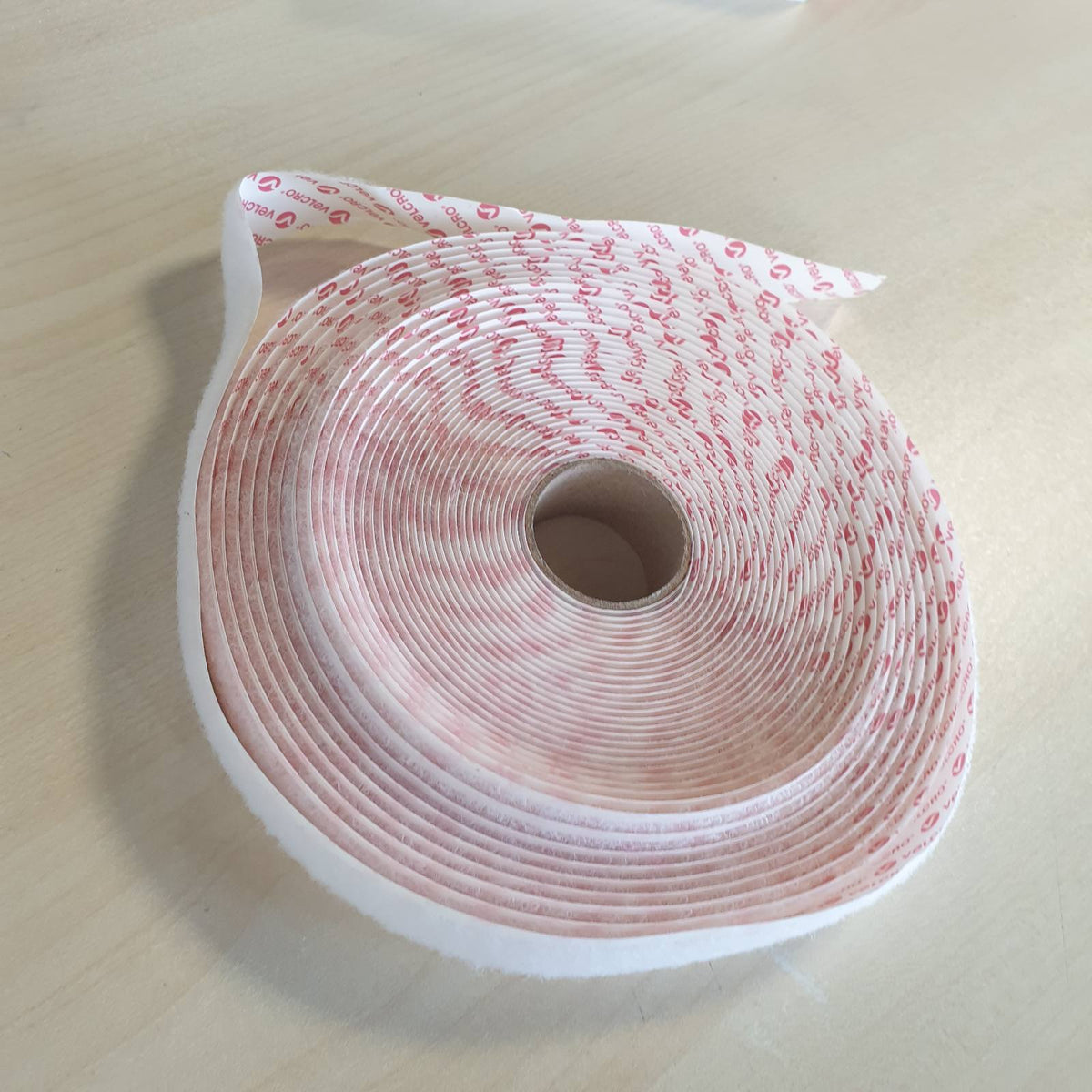 314308 - VELCRO Shirit Vetëngjitës me Grep dhe Lak, 20 mm x 10 m, Prerje në Gjatësinë e Dëshiruar