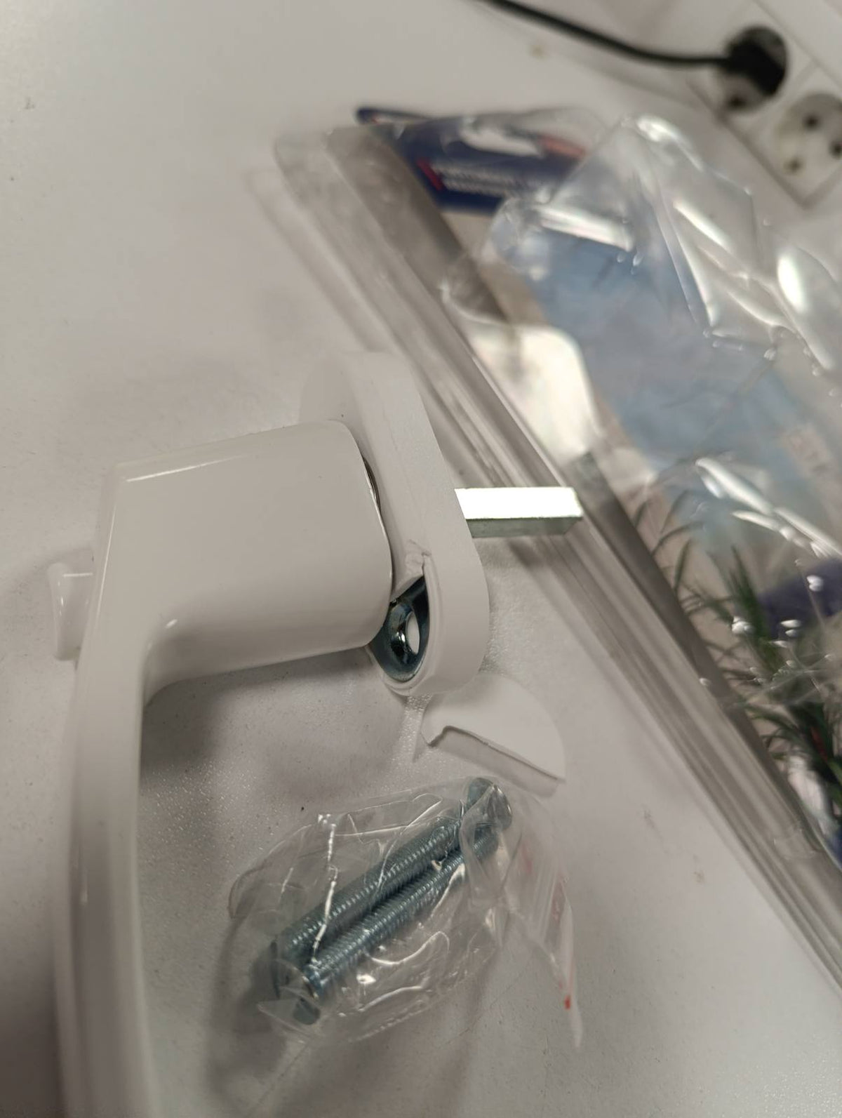 314468 - ABUS FG50 Dorezë dritareje - kyçje dritareje me buton shtytës, e bardhë