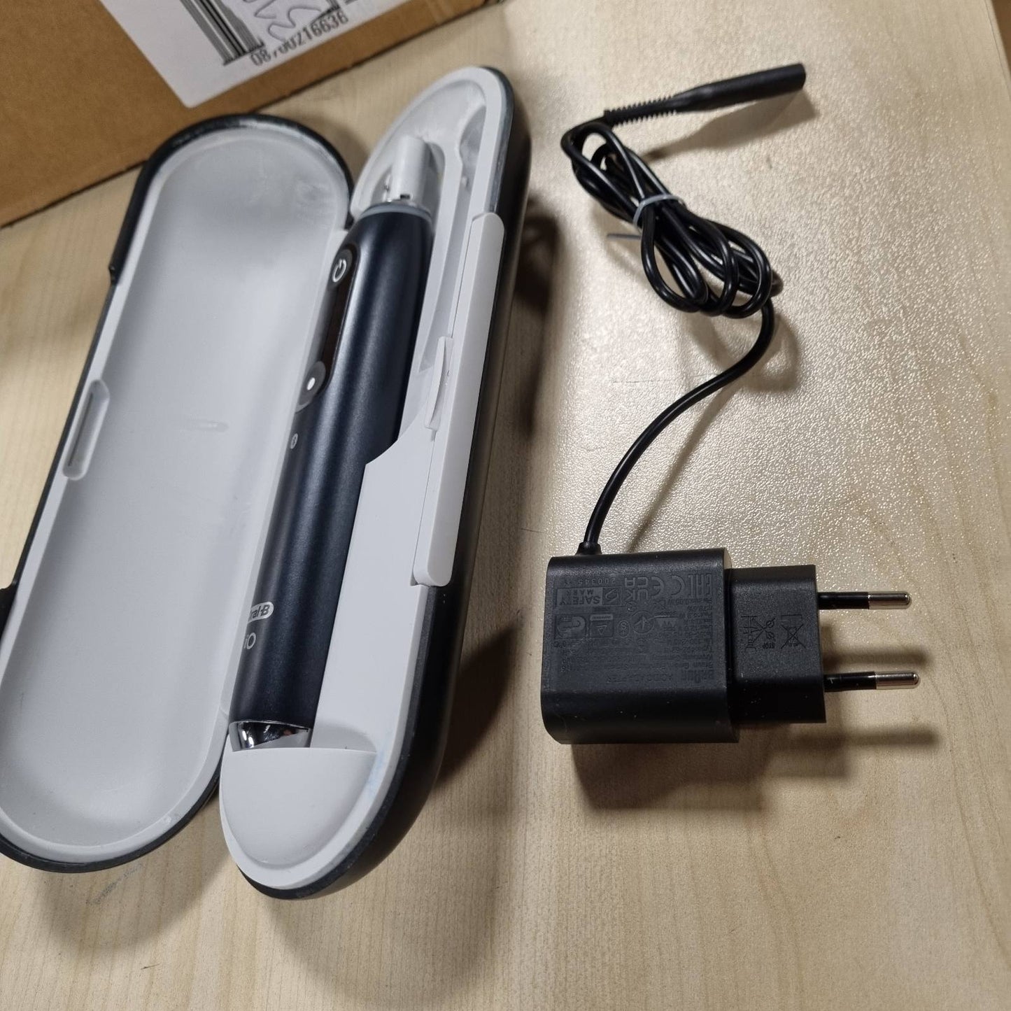 315029 - ORAL-B Furçë dhëmbësh elektrike iO 9, 3 koka furçe zëvendësuese, e zezë, 7 mënyra larjeje, sensor presioni, karikim i shpejtë, çantë mbajtëse