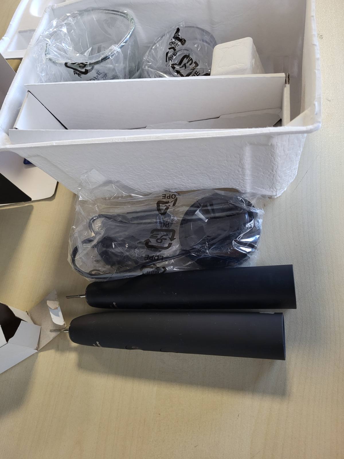315041 - PHILIPS Furçë dhëmbësh elektrike Sonicare DiamondClean 9000, furçë dhëmbësh sonike me aplikacion, kontroll presioni, 4 mënyra pastrimi, 3 nivele intensiteti, xham karikimi, e zezë, pako me dy pjesë, modeli HX9914/54
