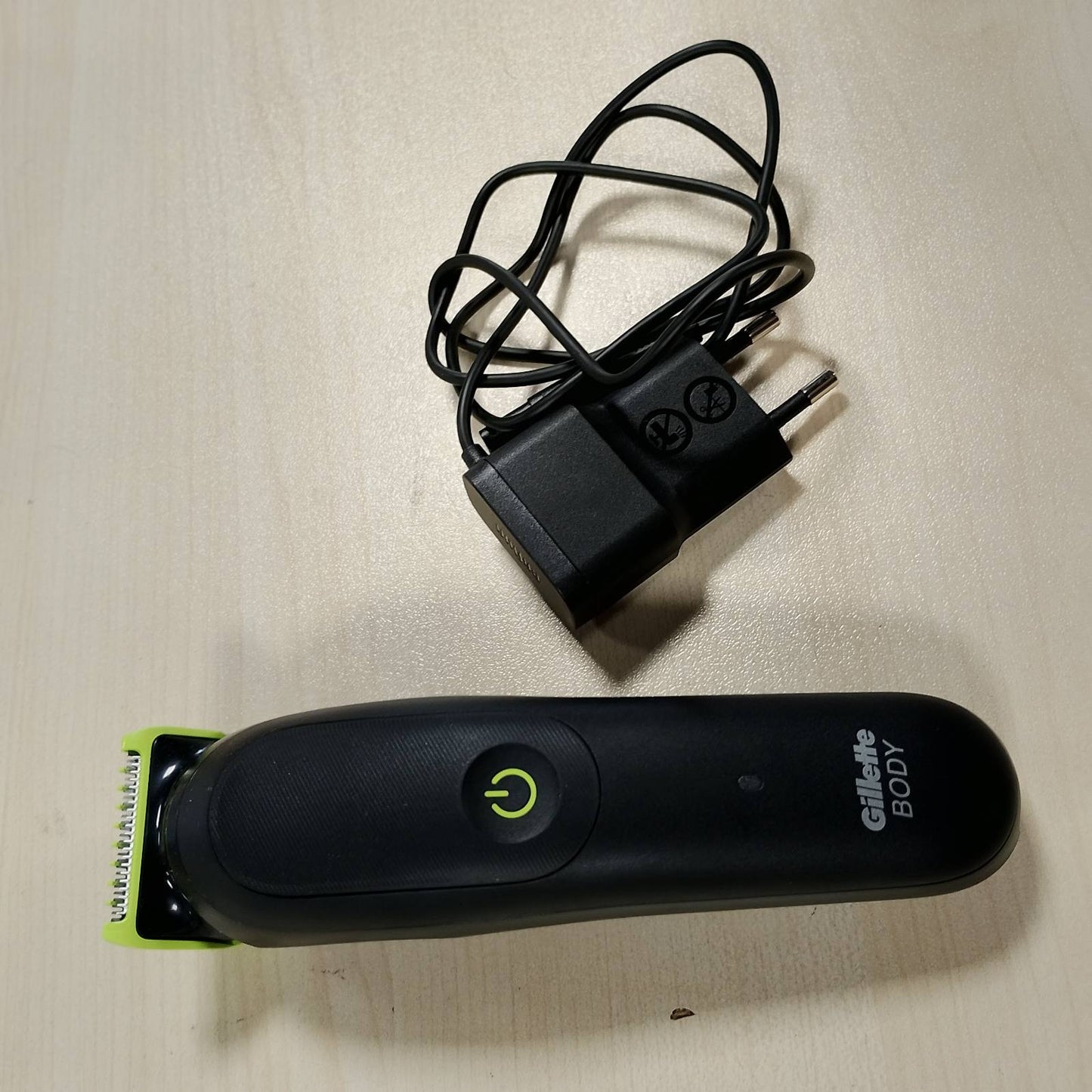 315510 - GILLETTE LABS Makinë prerëse i5 për trupin dhe zonat intime, e papërshkueshme nga uji, teknologji SkinFirst, Set dhuratë me 3 krehëra, bateri e rikarikueshme e përfshirë