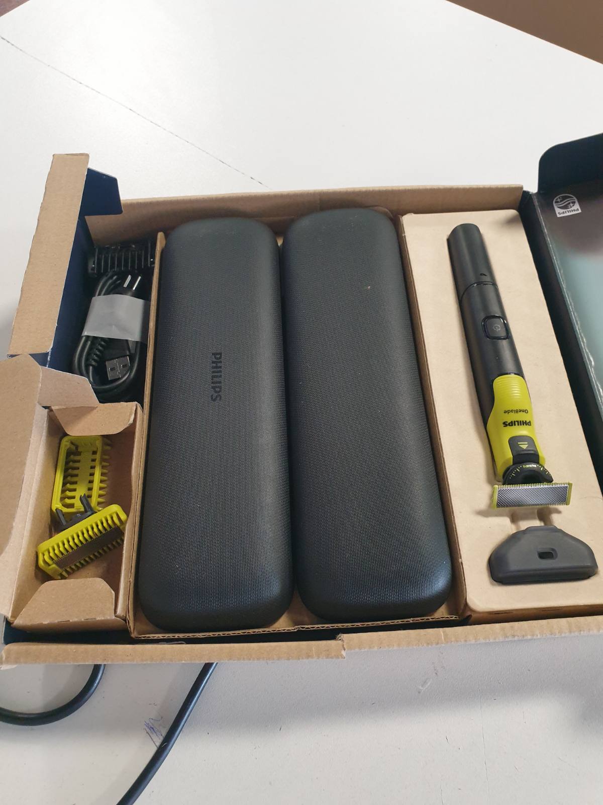 315546 - PHILIPS OneBlade 360 Fytyrë & Body me Lidhje Aplikacioni, Makinë Elektrike për Shkurtimin e Mjekrës, Rrojtore dhe Pastrues Trupi, Pajisje Shkurtimi 5-në-1, 1 Kit Trupi, Çantë Udhëtimi, QP4631/65