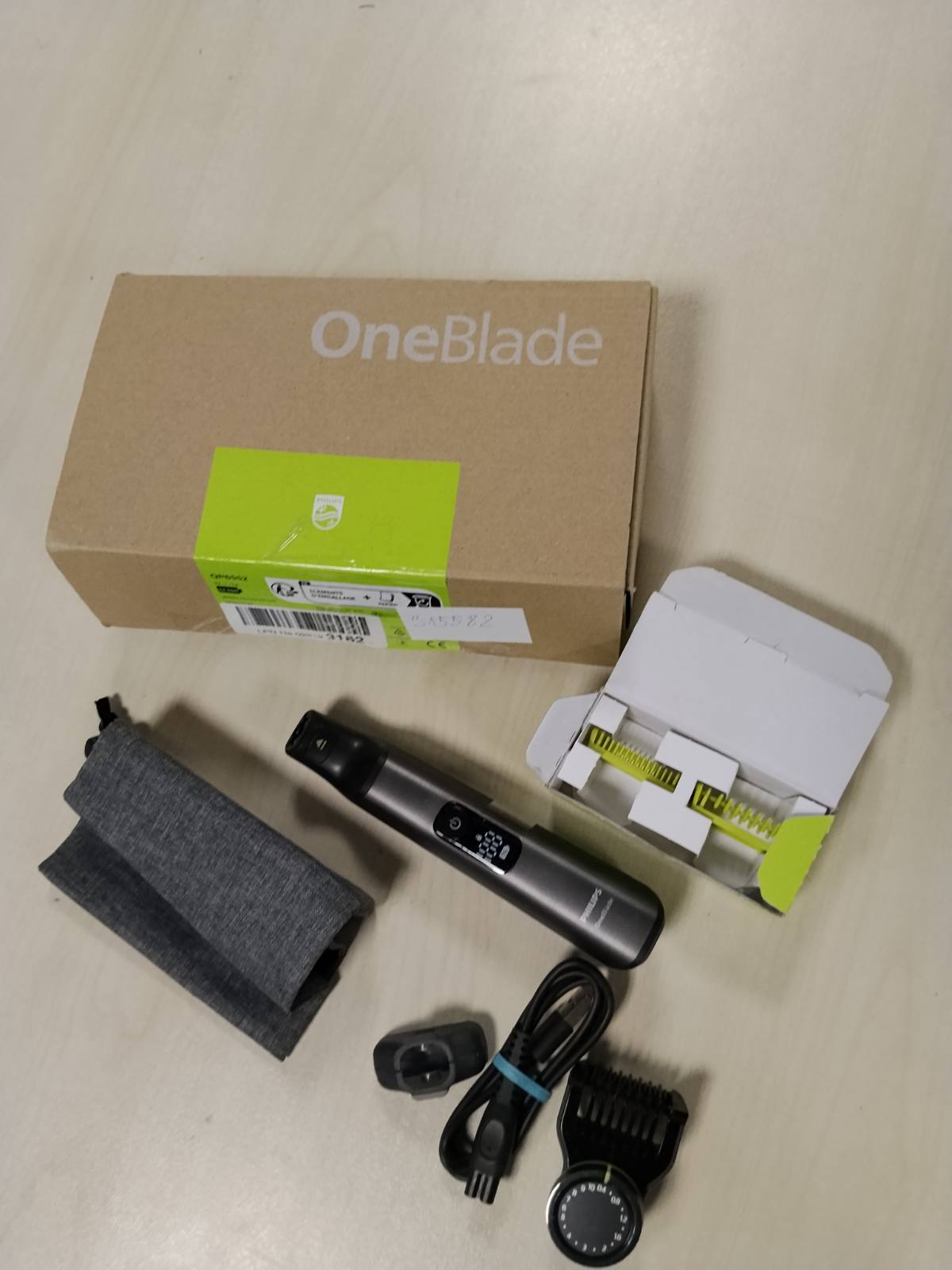 315582 - PHILIPS Makinë rroje elektrike OneBlade Pro 360, 2 tehe 360, 1 krehër 20 mm, 1 komplet trupi, 1 kuti e butë, QP6552/30