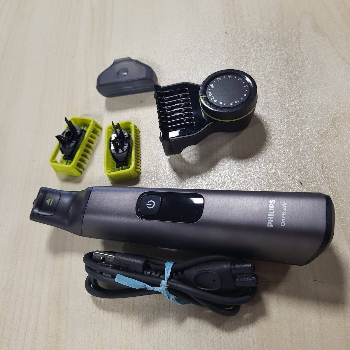 315583 - PHILIPS Makinë rroje elektrike OneBlade Pro 360, 2 tehe 360, 1 krehër 20 mm, 1 komplet trupi, 1 kuti e butë, QP6552/30