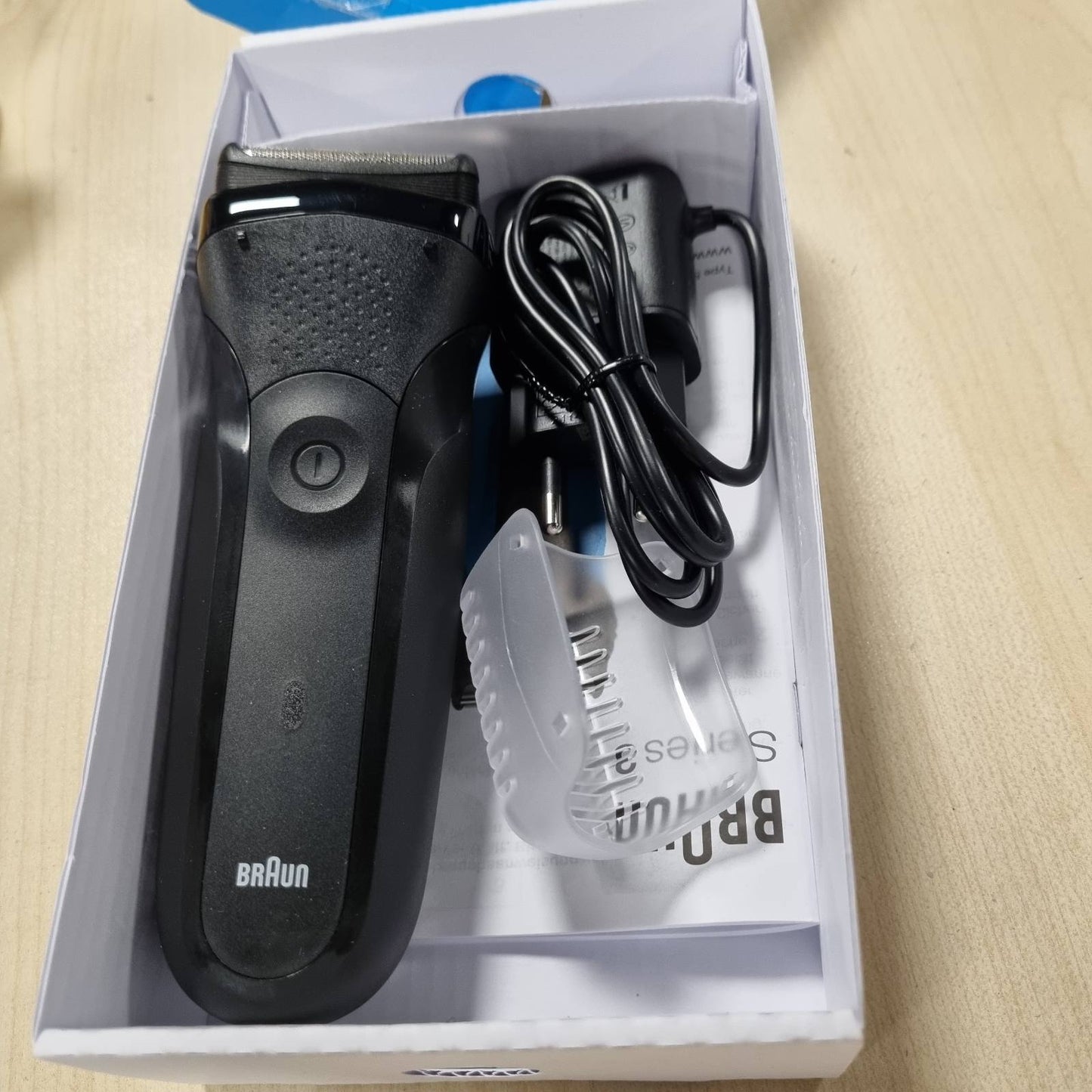 315628 - BRAUN Makinë rroje elektrike Series 3 300S, me fletë metalike, gri, të papërshkueshme nga uji, tehe fleksibël, 5 krehëra, prerës qendror.