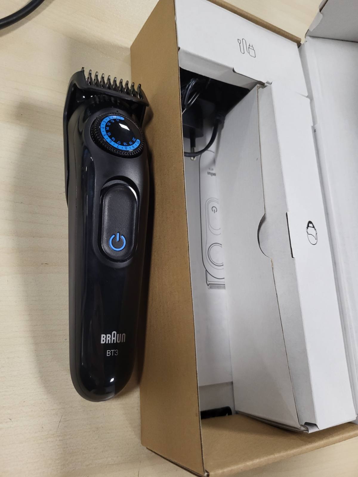 315733 - BRAUN Prerëse mjekre Series 3, Prerëse elektrike për burra, 6 aksesorë, teh ultra i mprehtë, jetëgjatësi baterie 50 minuta, makinë rroje mjekre pa tel, 40 cilësime gjatësie, model BT3565, ngjyra e zezë/blu