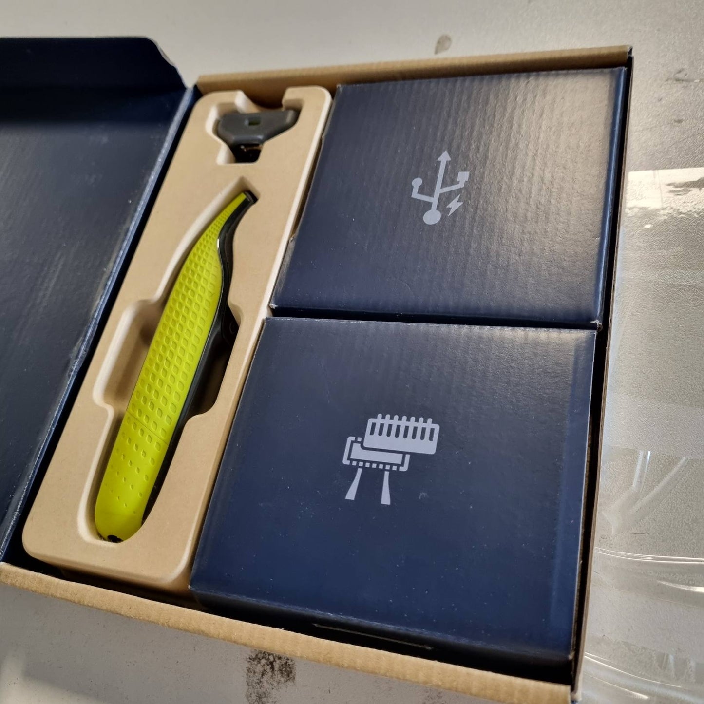 315741 - PHILIPS Berber OneBlade 360, Makinë rroje dhe shkurtuese elektrike për fytyrën dhe trupin, 3 tehe 360, 3 krehër për mjekër (1.3.5 inç), 1 komplet trupi, model QP2824/31