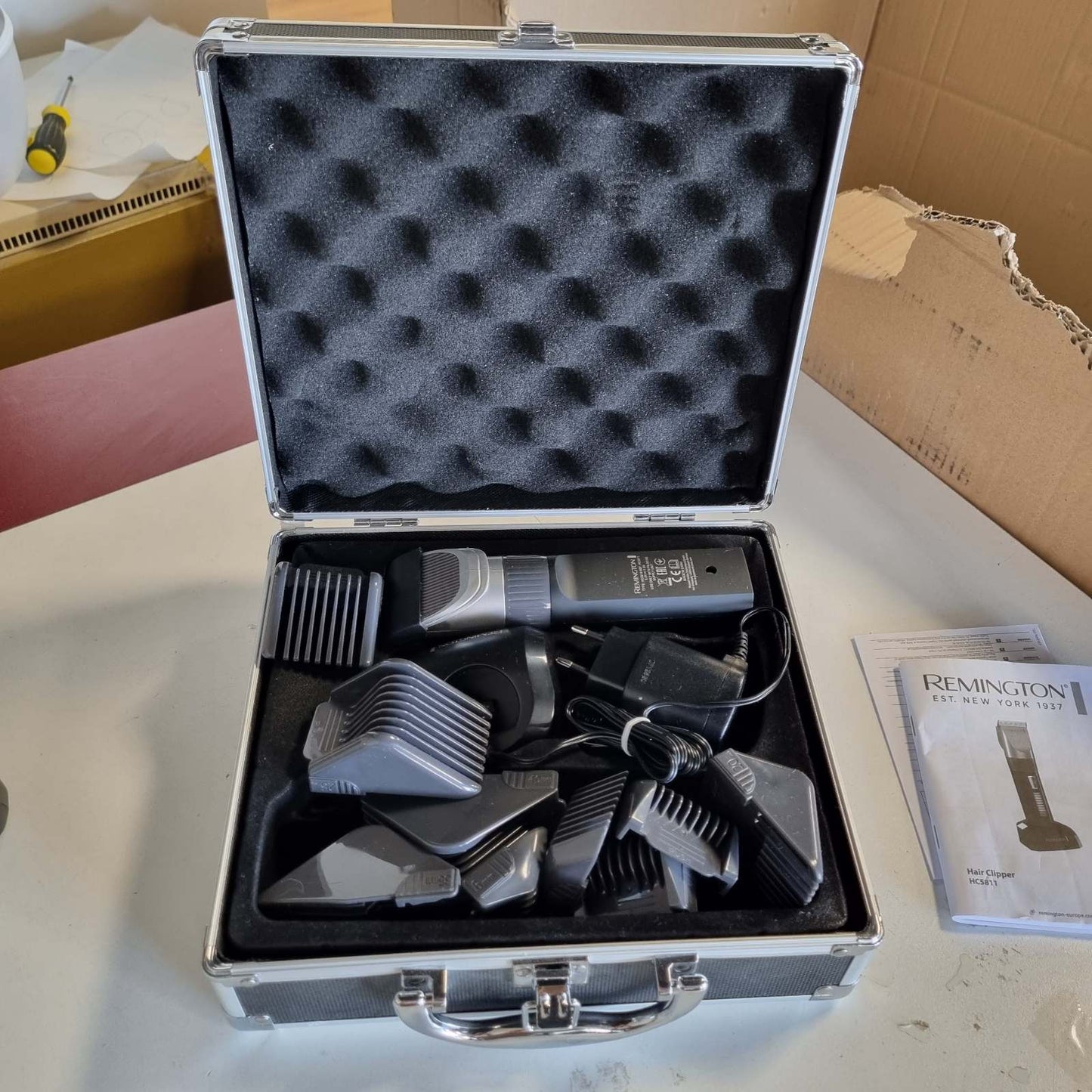 315789 - REMINGTON Makinë Prerëse Flokësh HC5811, Tehë Qeramike Vetëmprehëse 0.8-40 mm, Rregullim Preciz, Set Prerësish Flokësh me 10 Krehëra, Funksionim me Rrjet/Bateri, Litium, Kuti Alumini, Pelerinë Berberi