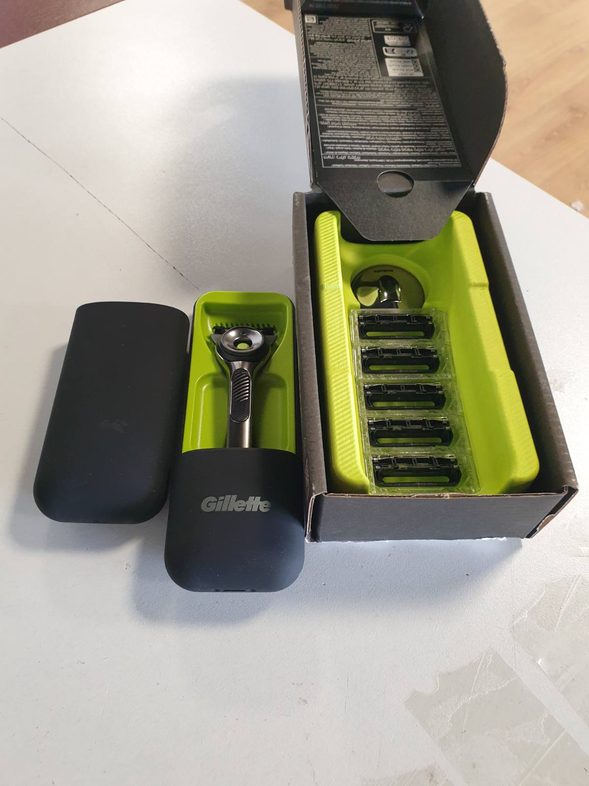315823 - GILLETTE Brisku GilletteLabs për Burra, Rroje e Lagësht, 1 Dorezë, 5 Tehe Zëvendësuese, Çelik Inoks, Gri