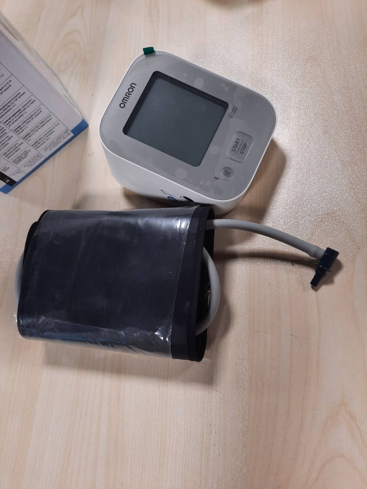 316147 - OMRON Monitor tensioni i gjakut për krahun e sipërm X2+ Connect, Bluetooth, manshetë universale 22-42 cm