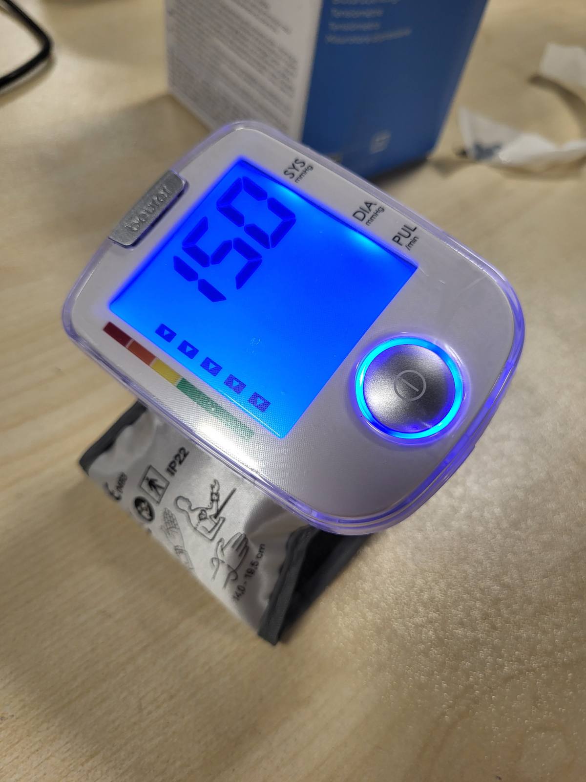 316431 - BEURER Monitorues i tensionit të gjakut BC 44 për kyçin e dorës, 1 pako, funksionim me një buton, matje automatike të tensionit të gjakut dhe pulsit.