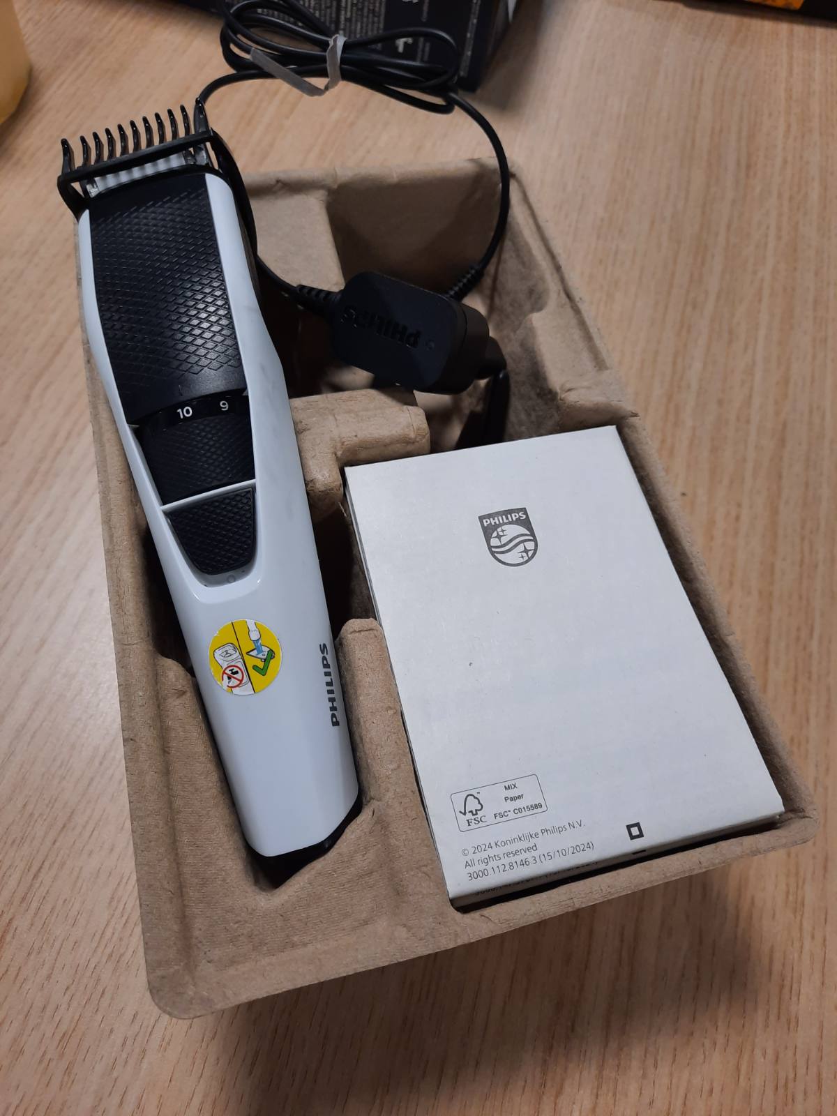 316870 - PHILIPS Makinë prerëse për mjekër Seria 3000, Teknologji Ngritjeje dhe Shkurtimi, Tehe të rrumbullakosura, 10 gjatësi të rregullueshme, Krehër Udhëzues, 100% i papërshkueshëm nga uji, Tregues baterie, Modeli BT3206/14