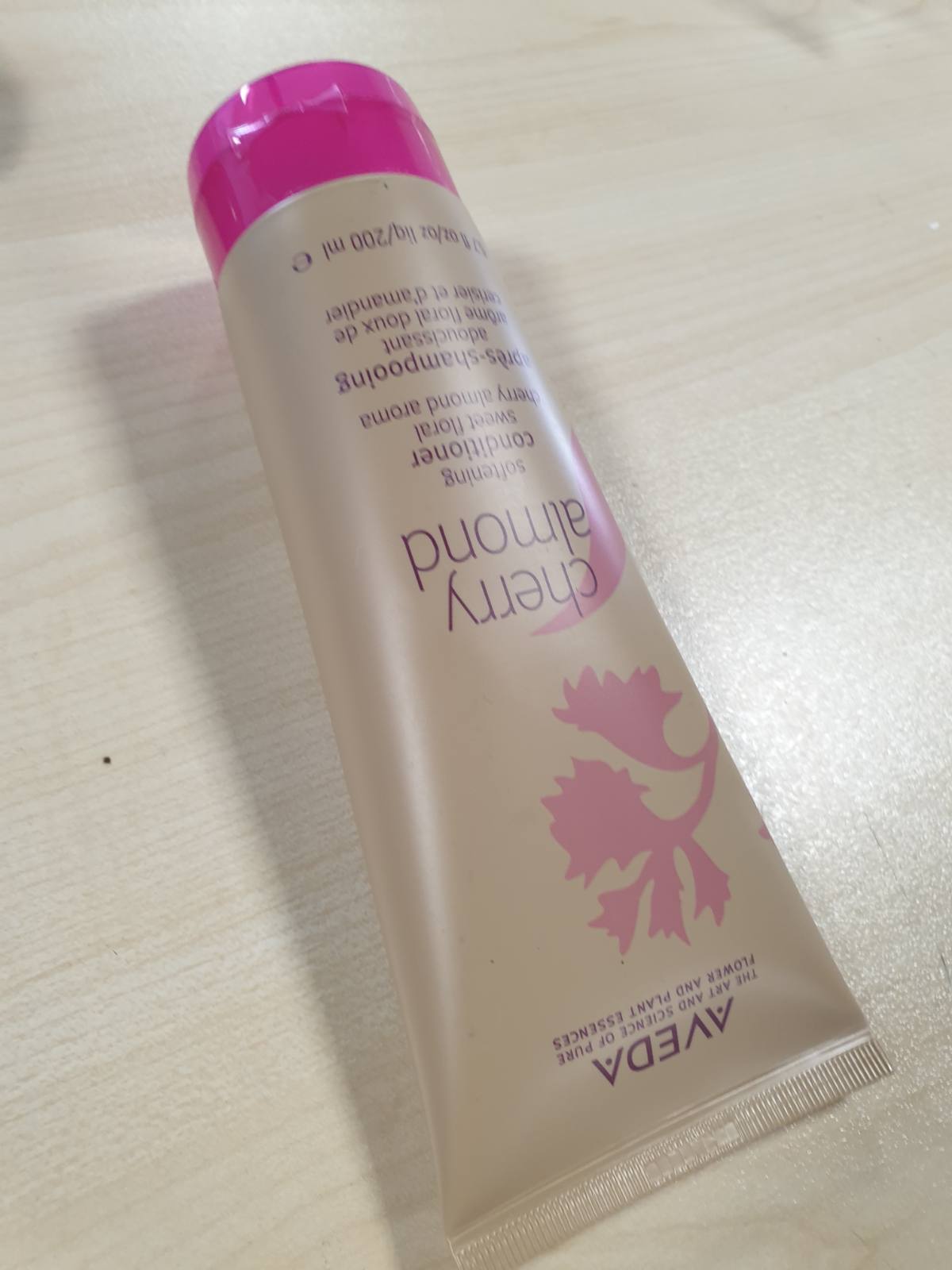 317050 - AVEDA Balsam zbutës Cherry Almond™ | 250 ml | Flokë normalë deri të thatë