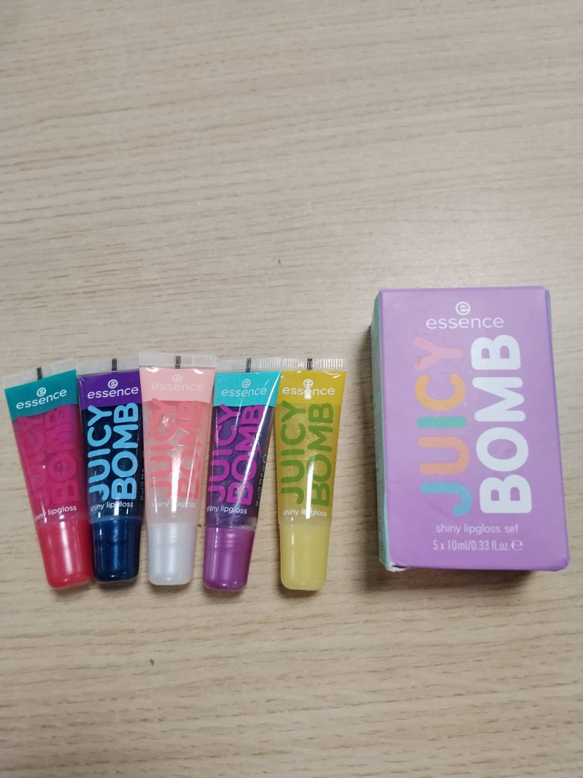318907 - Set shkëlqyesish buzësh Essence JUICY BOMB me vajra – natyral, me efekt shkëlqyes dhe vezullues (5 copë)