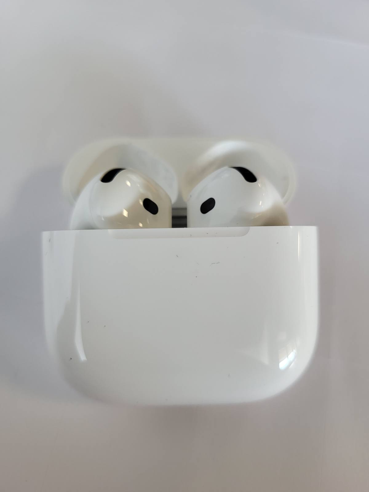 319309 - APPLE AirPods 4 në vesh, kufje Bluetooth, anulim aktiv i zhurmës, tingull adaptues, modalitet transparence