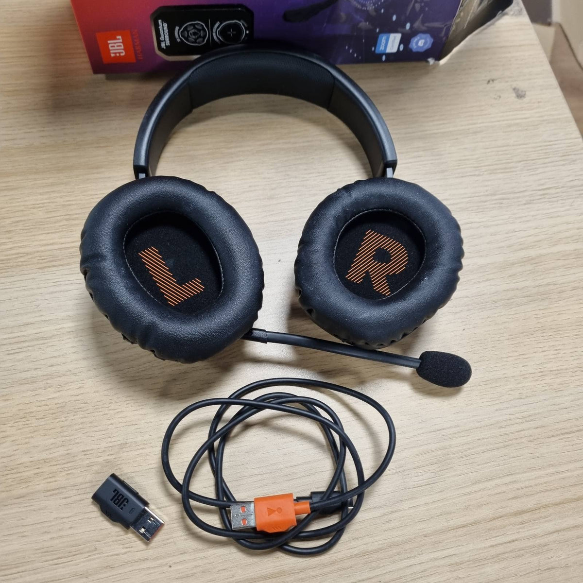 319412 - JBL KUFJE PËR LOJËRA QUANTUM 350 OVER-EAR – PA TEL 2.4 GHz DHE LIDHJE USB-C – ME MIKROFON TË SHKËPUTSHËM DHE TINGULL QUANTUMSURROUND – TË ZEZA