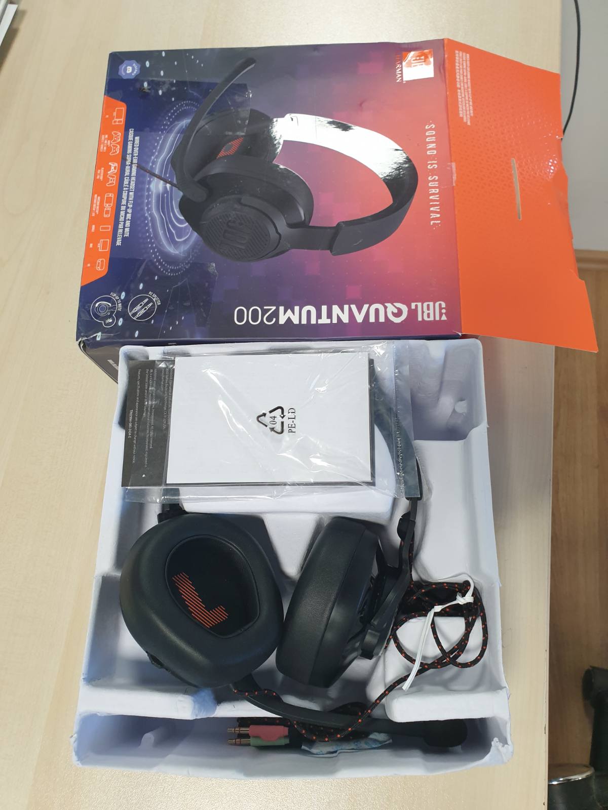 319683 - JBL Quantum 200 | Kufje për Lojëra me Tel | JBL Quantum Signature Sound | Mikrofon me Anulim të Zhurmës së Ambientit | Kompatibël me Platforma të Shumëfishta | Ngjyra: E Zezë