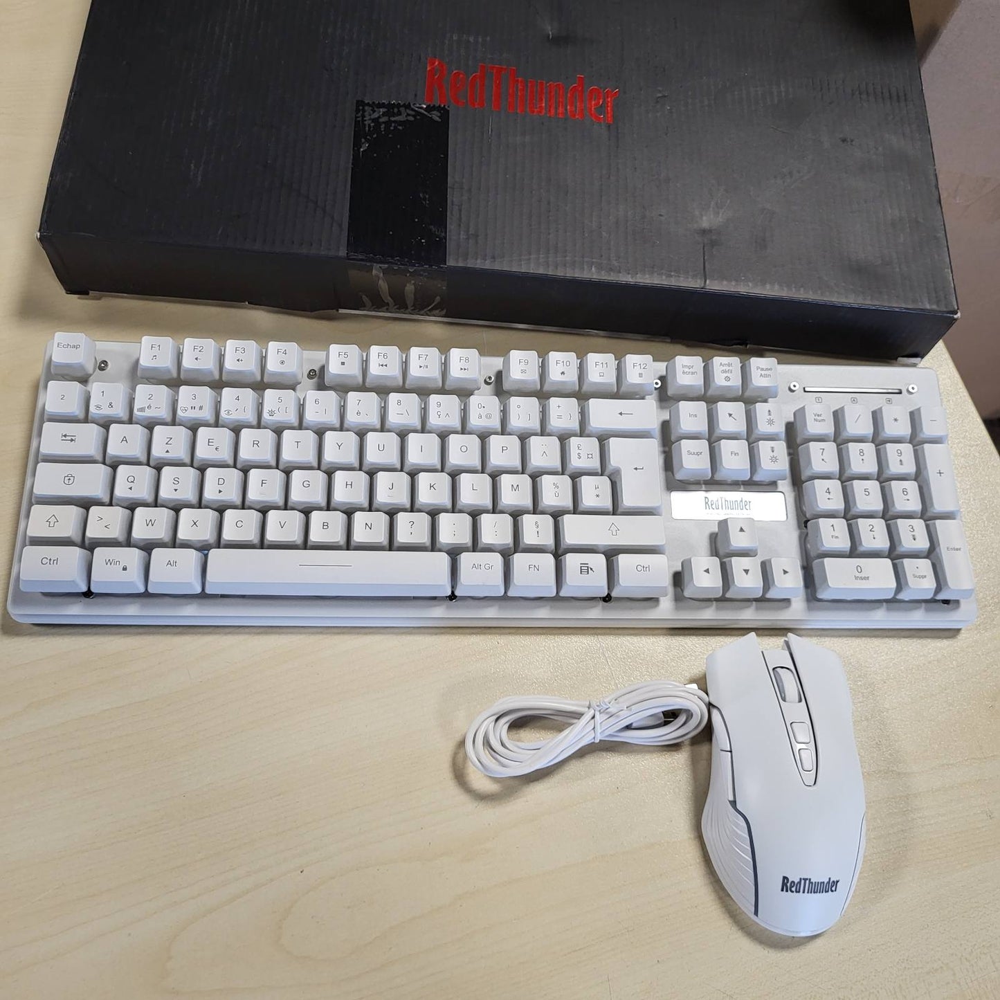 319739 - CMF Kombinim Tastiere dhe Mausi pa tel RedThunder K10, Ndriçim Prapa, Paraqitje Franceze AZERTY, Lidhje 2.4 GHz, Bateri Rikarikueshme 3800mAh, Maus 3200 DPI për PC, Mac, PS5, Xbox - i Bardhë