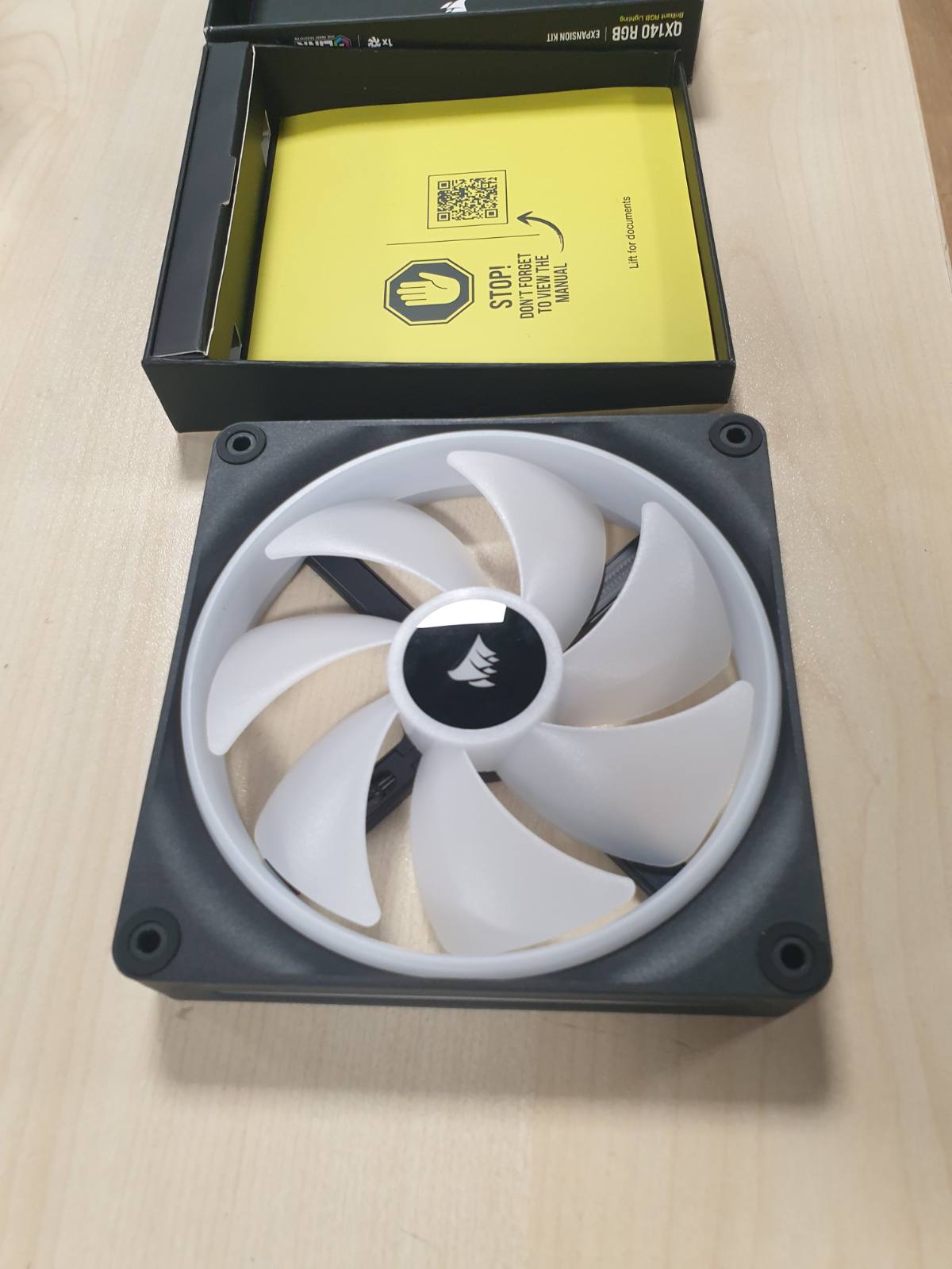 319758 - CORSAIR Ventilator me kupolë magnetike iCUE Link QX140 RGB 140 mm - i zi
