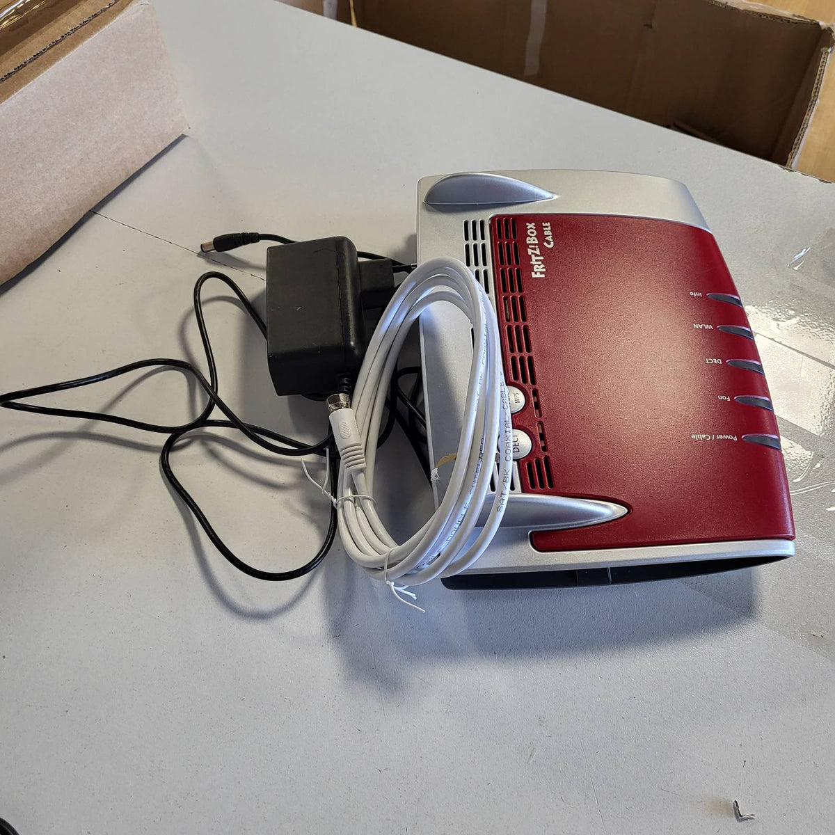 319829 - AVM Router AC + N FRITZ!Box 6490 WLAN, modem kabllor DOCSIS 3.0, telefoni VoIP deri në 5 GHz, bazë DECT (I rinovuar)
