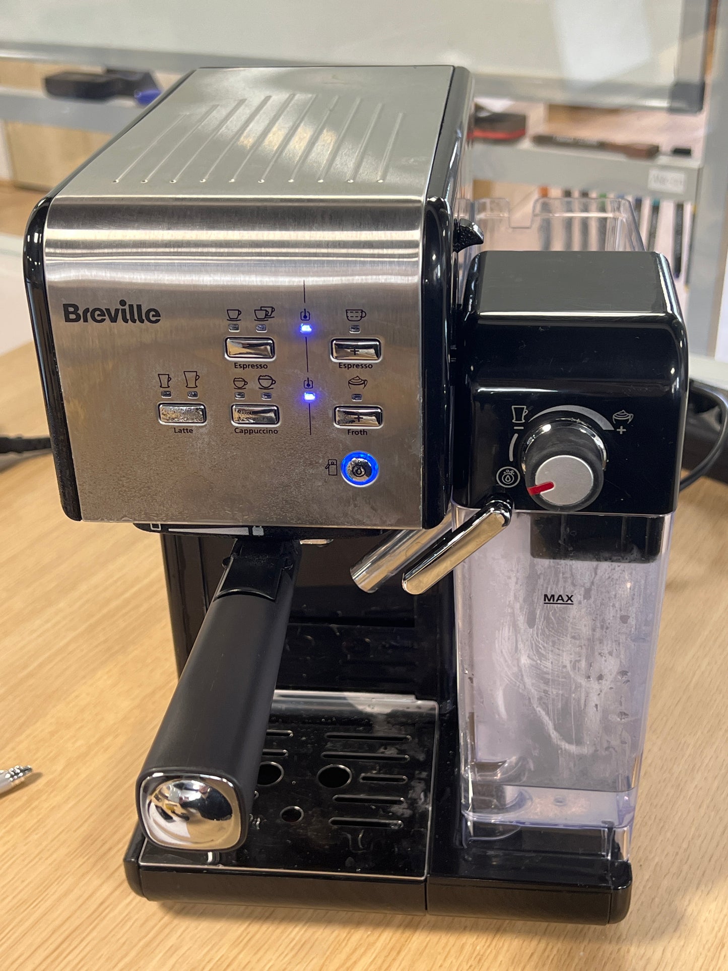 116249 - BREVILLE Prima Latte II VCF108X, Makinë për Espresso, Late dhe Kapuçino, me Pompë Profesionale 15-Bar dhe Shkumëzues për Qumësht, Ngjyra Argjendtë