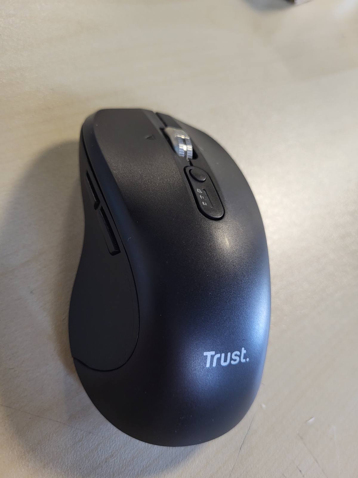 320077 - TRUST Maus pa tel Treva, Bluetooth + 2.4 GHz, butona të heshtur, 85% plastikë e ricikluar, për PC dhe Mac, i zi