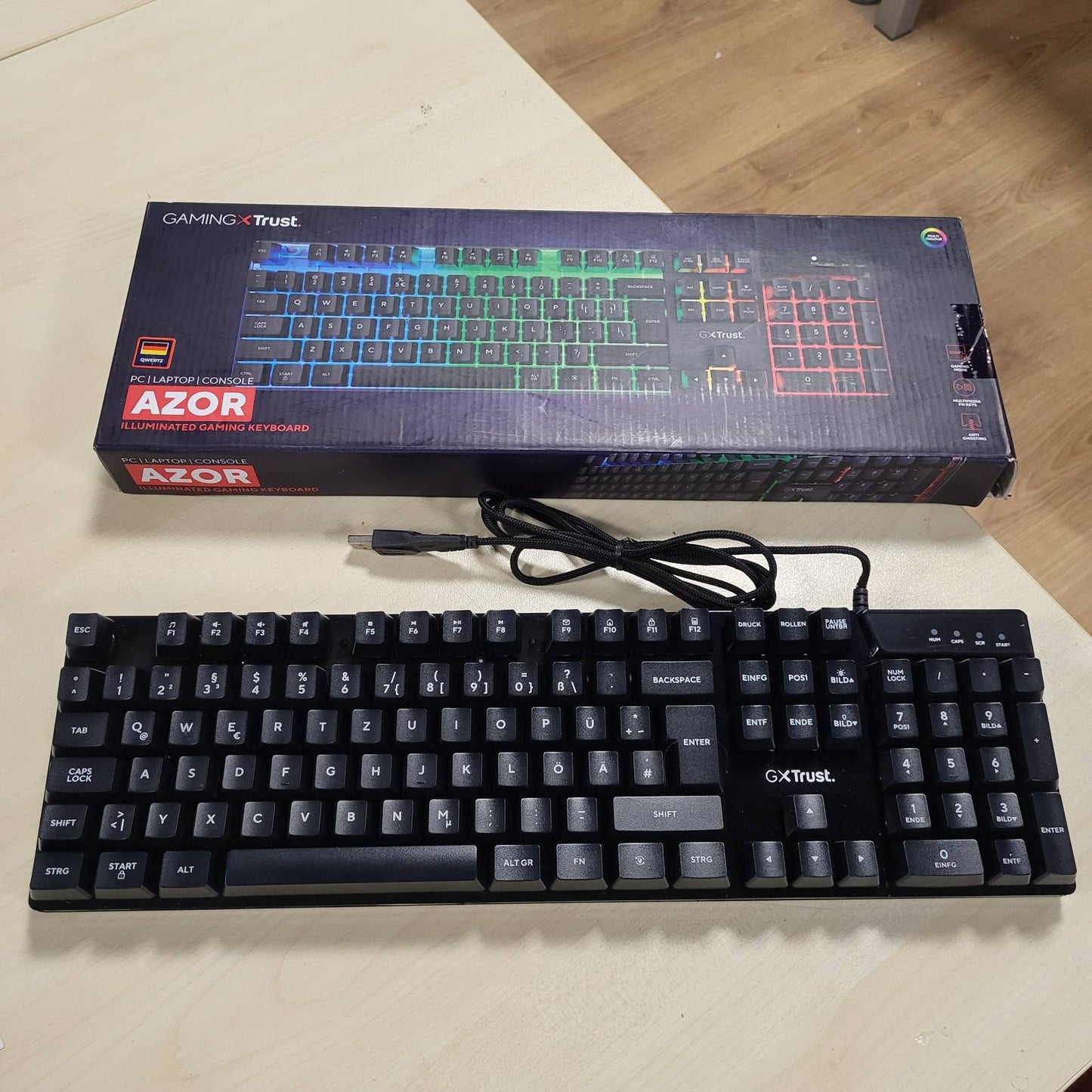320133 - Trust Gaming Tastiera GXT 835 Azor me Ndriçim Prapa, QWERTZ Gjermane, Madhësi e Plotë, 3 Modalitete Ngjyrash LED, Anti-Ghosting, 12 Taste Funksionale Multimediale, PC/Laptop