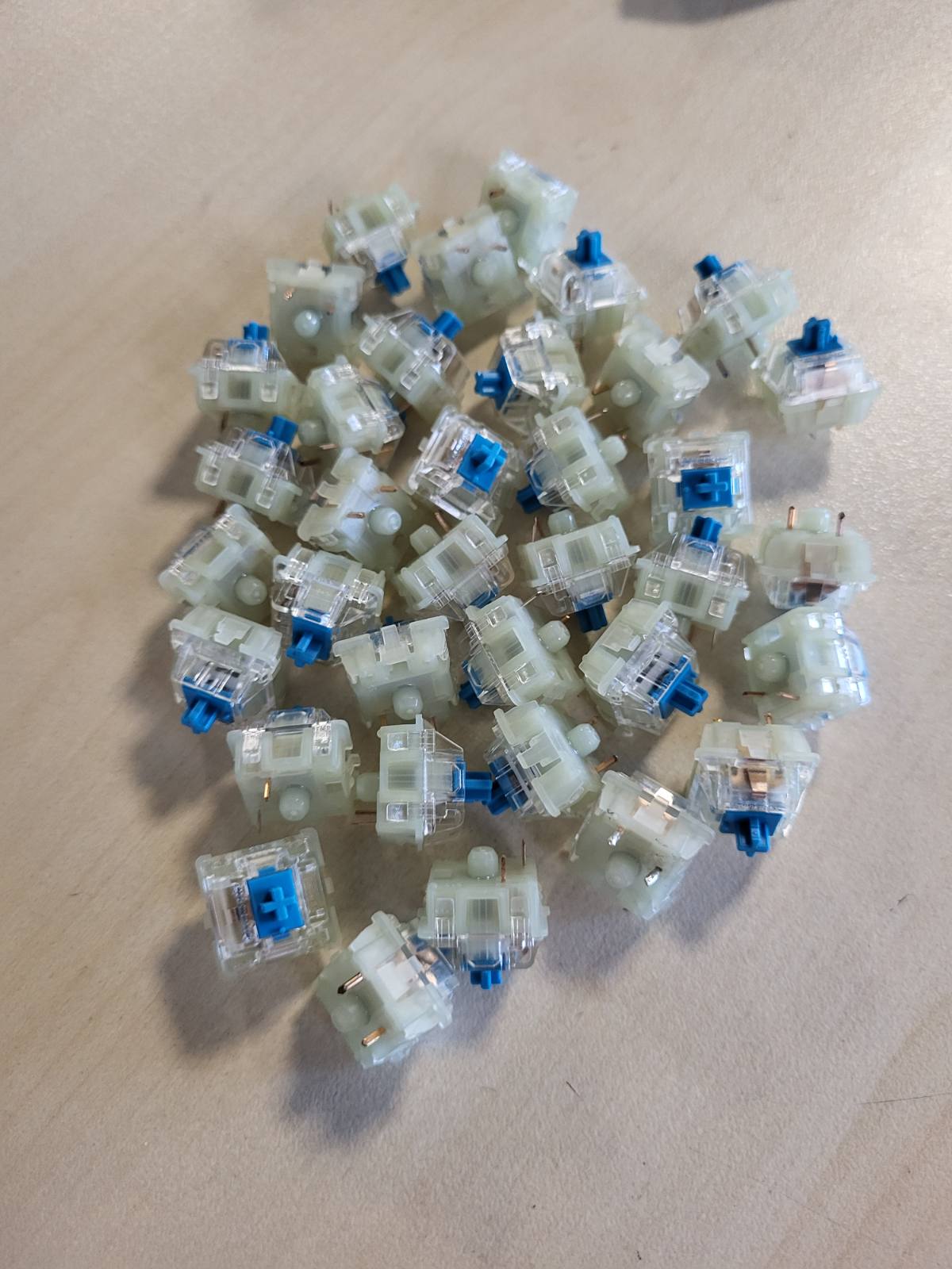 320143 - CHERRY Kit Çelësash MX2A RGB BLUE, 36 Çelësa Mekanikë, Ndërrim të Nxehtë, Çelës Taktik me Klik