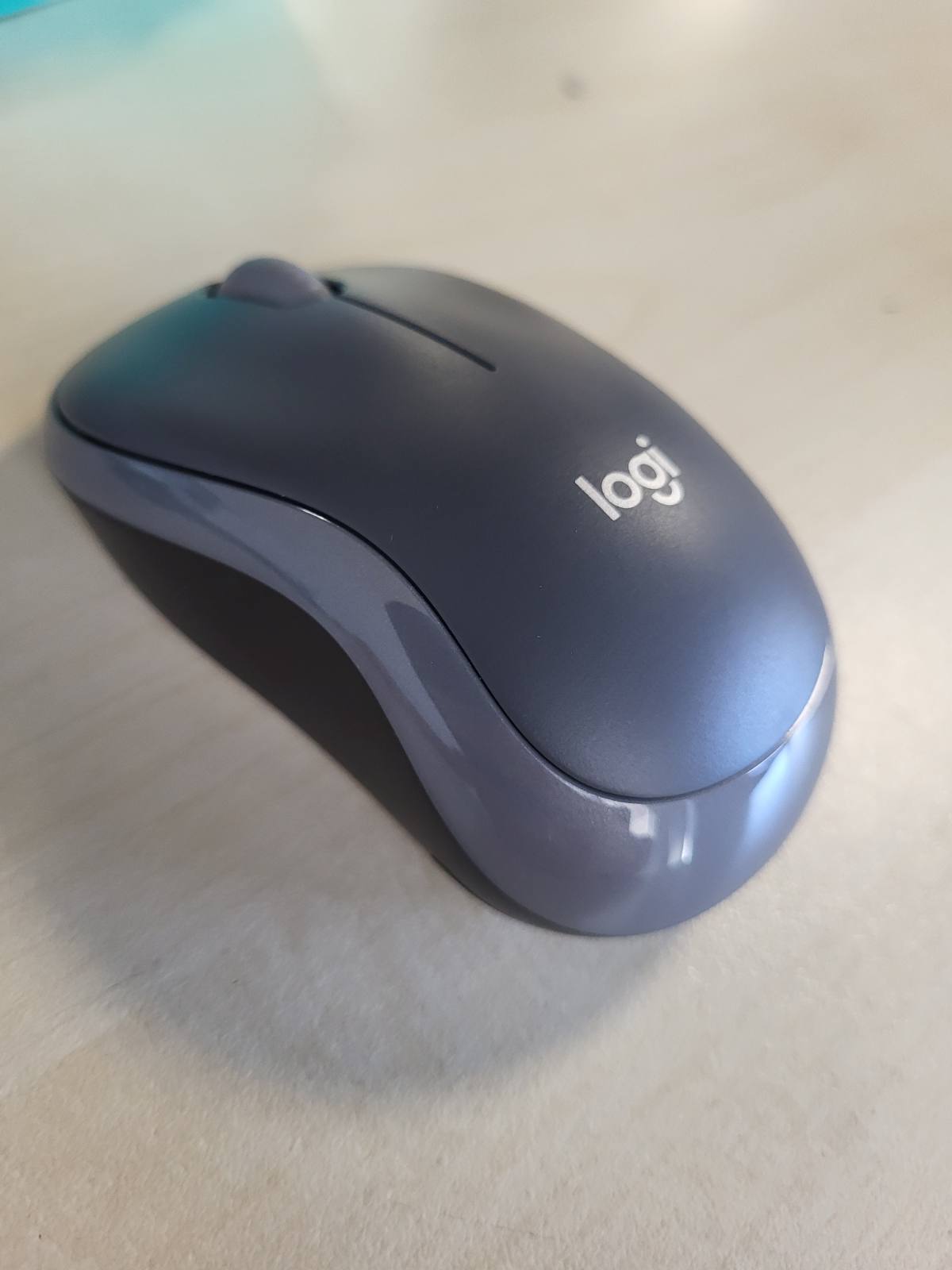 320295 - LOGITECH Maus pa tel M185, 2.4 GHz me marrës nano USB, jetëgjatësi baterie 12 muaj, gjurmim optik 1000 DPI, ambidextrous, i pajtueshëm me PC, Mac, laptop - gri