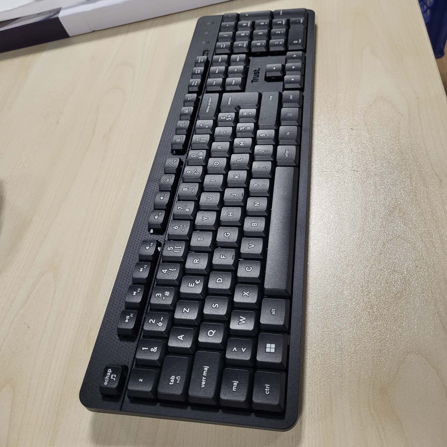320350 - TRUST Tastierë pa tel ODY II e heshtur, paraqitje franceze AZERTY, marrës USB RF 2.4GHz, e zezë