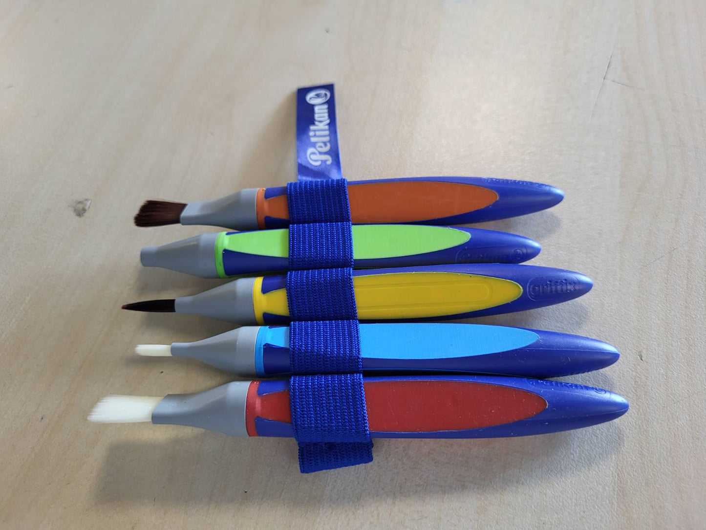 320493 - PELIKAN GRIFFIX Set furçash me 5 pjesë, 5 furça të ndryshme me qime dhe fije, me shirit furçe