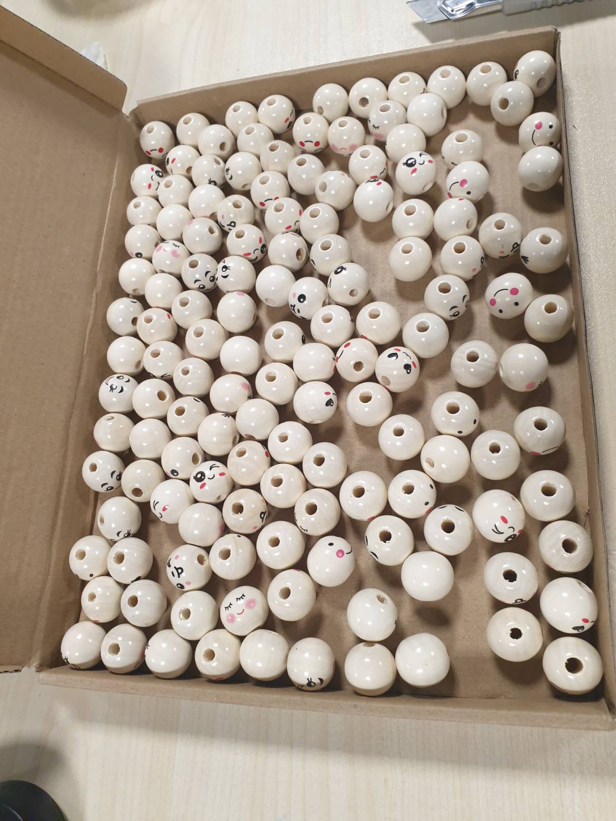 320525 - zrfgbxim 140 copë rruaza druri 20 mm me fytyrë të qeshur, 7 stile natyrale për byzylykë dhe gjerdan